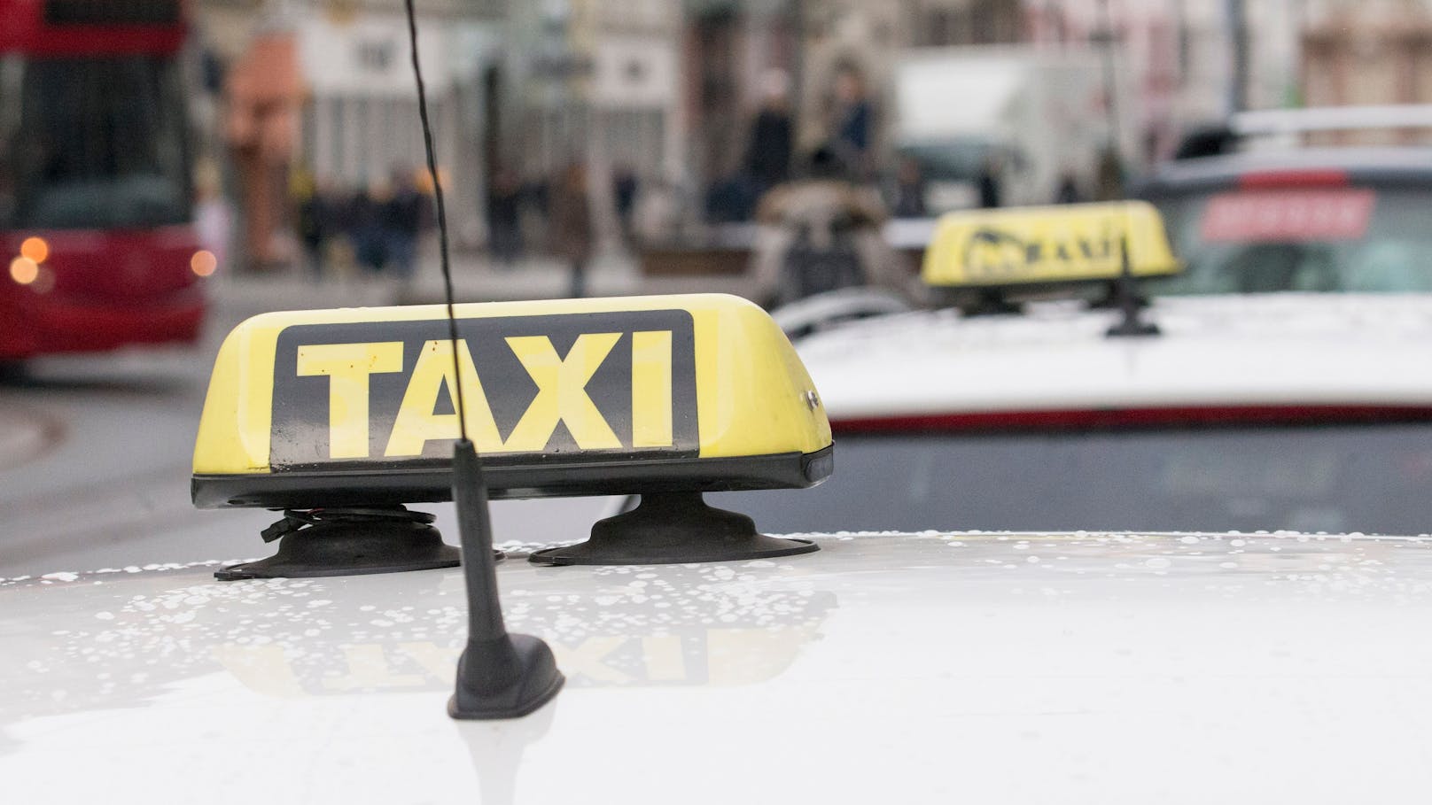 Eine 39-jährige Taxifahrerin wurde in der Nacht auf Freitag in Kufstein attackiert und verletzt (Symbolfoto).