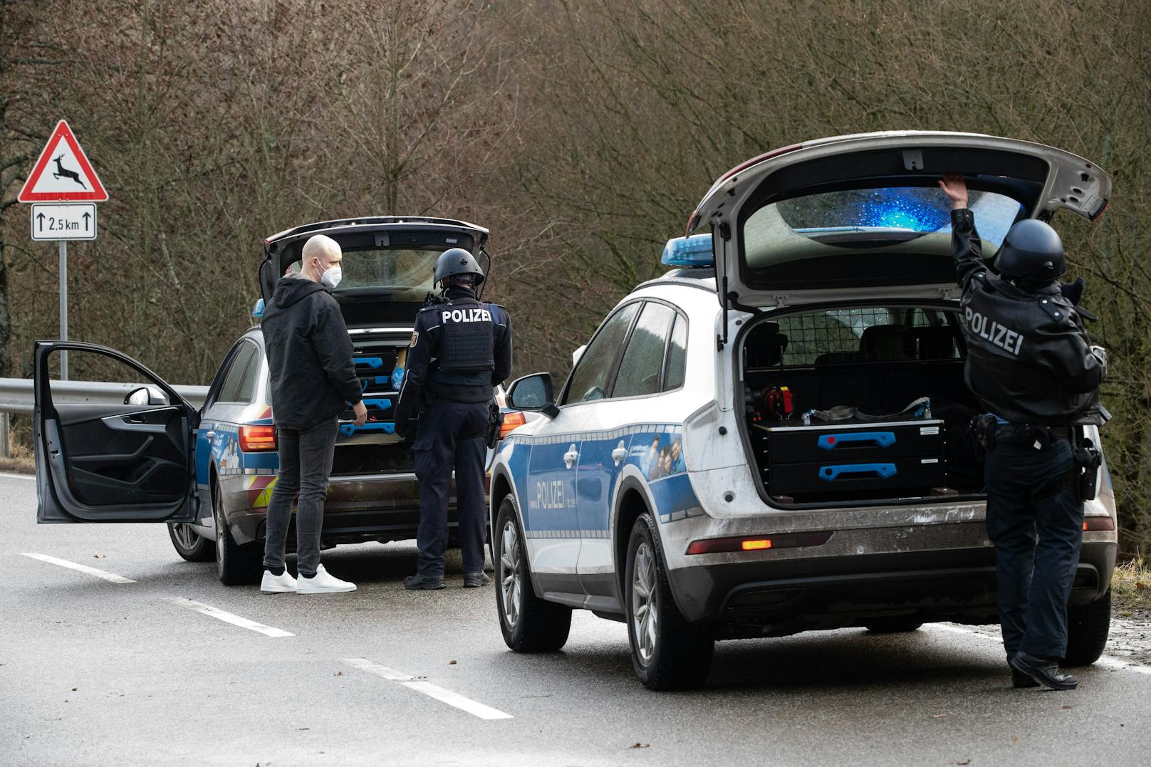 Schwer bewaffnete Polizisten sichern das Gebiet...&nbsp;