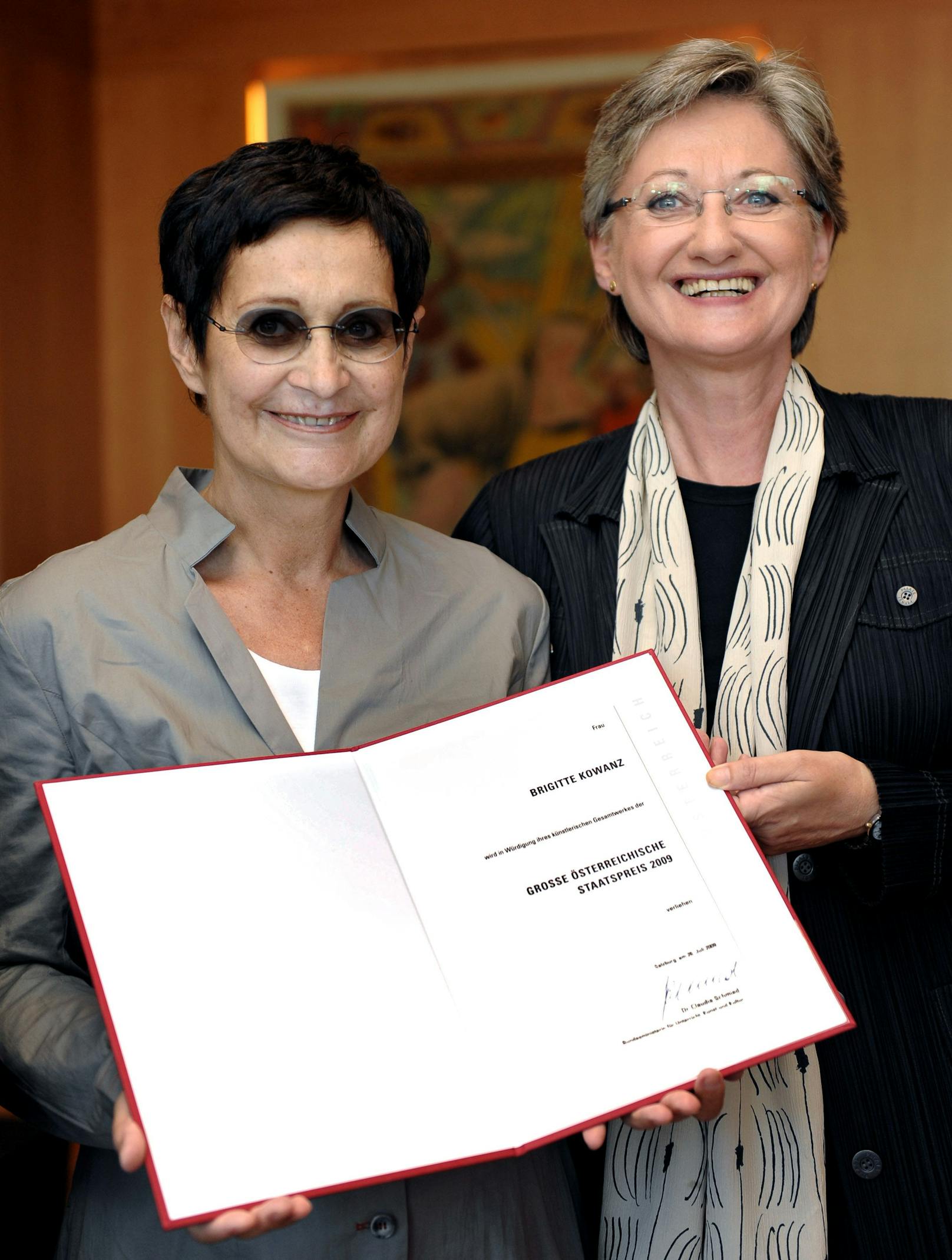 Überreichung "Großer Oesterreichischer Staatspreis 2009" an die Lichtkünstlerin Brigitte Kowanz (l.) durch Ministerin Claudia Schmied am 26. Juli 2009 in Salzburg.