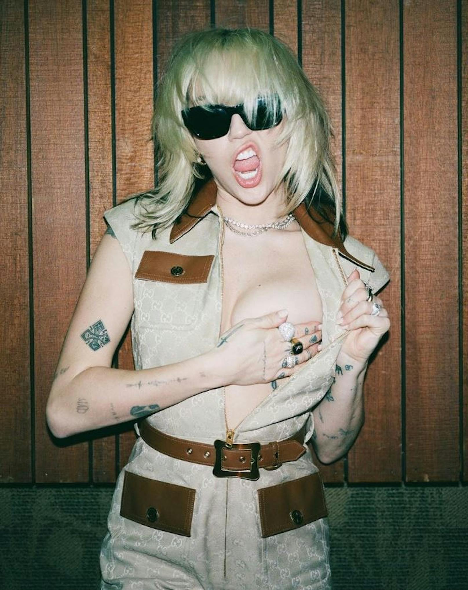 Gucci steckte Miley Cyrus für die neue Werbekampagne in eine "brave Bluse". Sie machte daraus ihren eigenen Look.