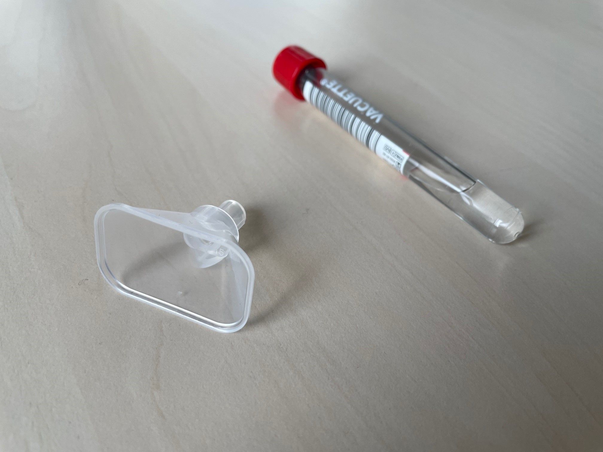 Die Trichter sollen die Treffsicherheit beim Spucken der Spüllösung in der Röhrchen erhöhen.