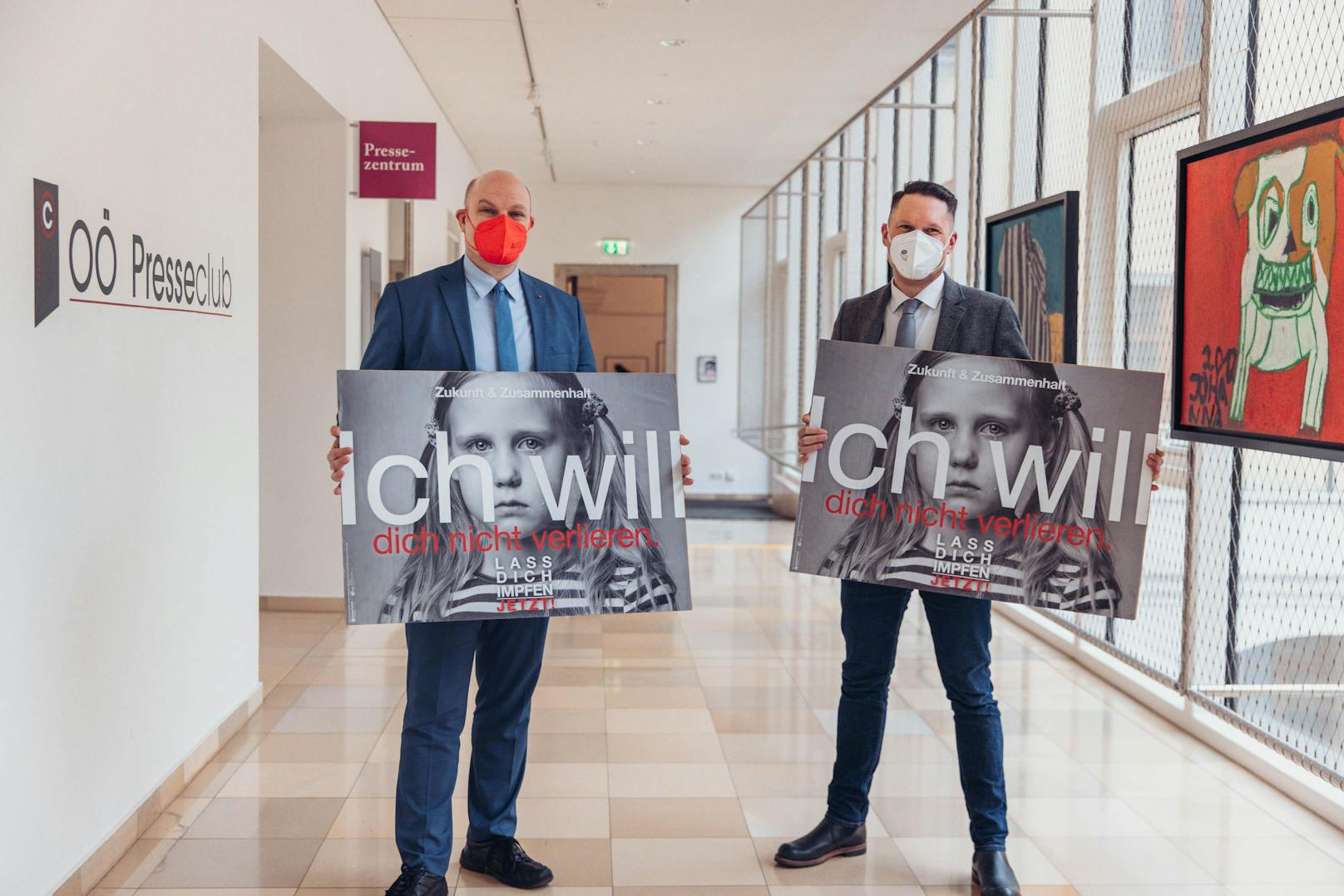 SP-Gesundheitssprecher Peter Binder und LGF Georg Brockmeyer mit den Plakaten, die nun Rücktrittsforderungen nach sich ziehen.