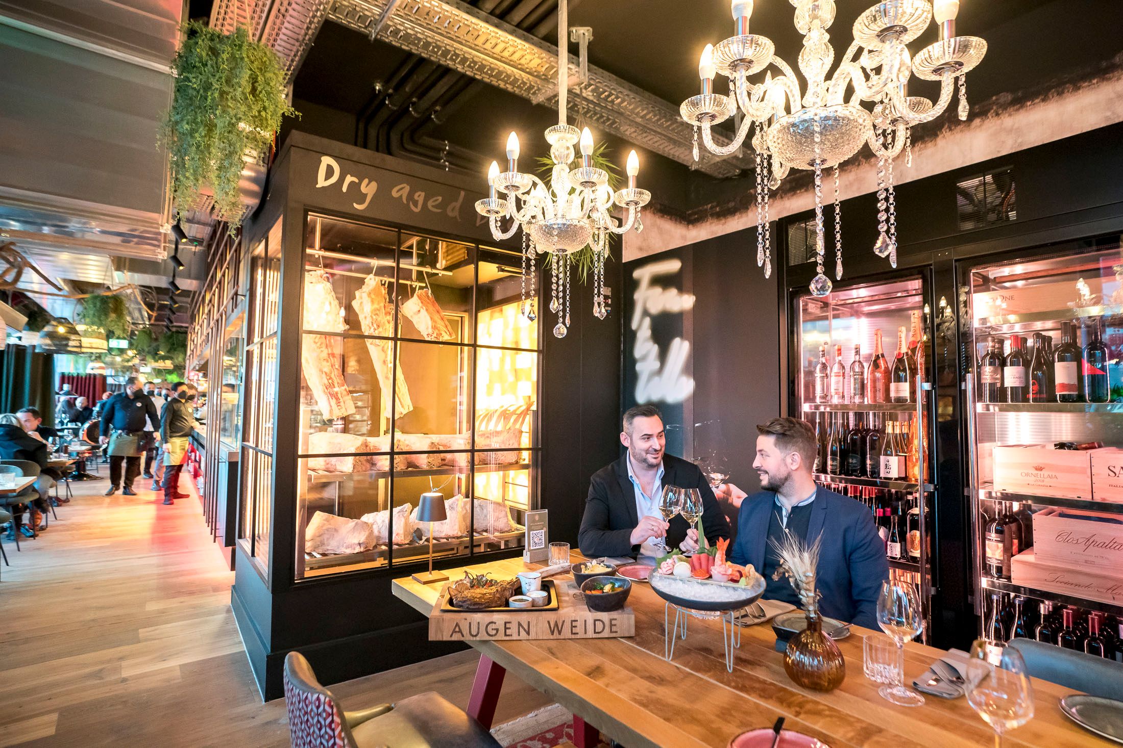 geschäftsführer miridon berisha (helles hemd), betriebsleiter amir maurer, gerichte: special cut tomahowk, 1,4 kg, sashimi beach, augenweide, steak, sushi, pasta, obere donaustraße 97 - 99, 20220127 foto: helmut graf/tageszeitung heute