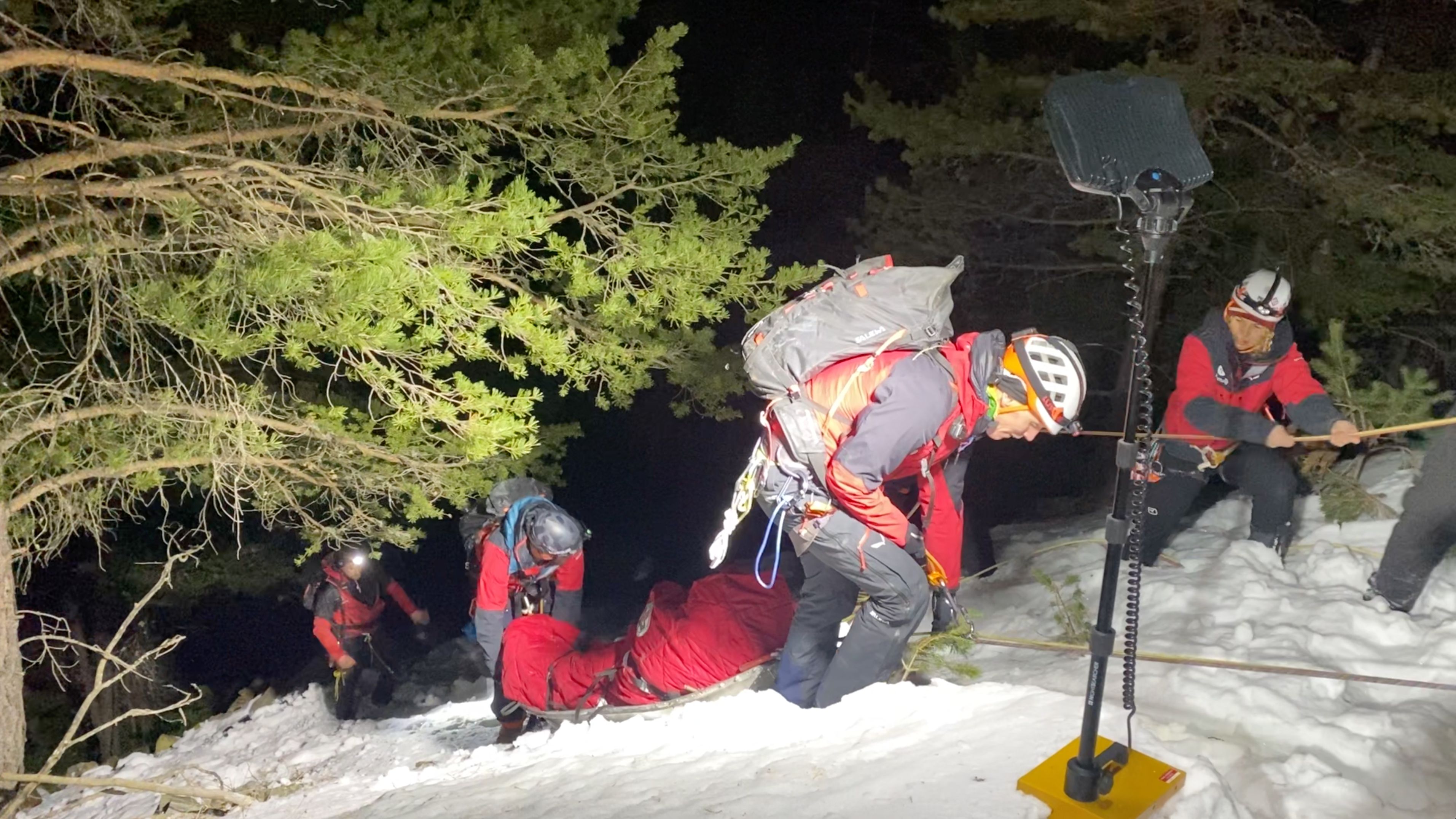 Der junge Mann mit autistischer Veranlagung war am Samstag spurlos verschwunden. Er wurde mit Hilfe einer Drohne in einer Schlucht entdeckt.