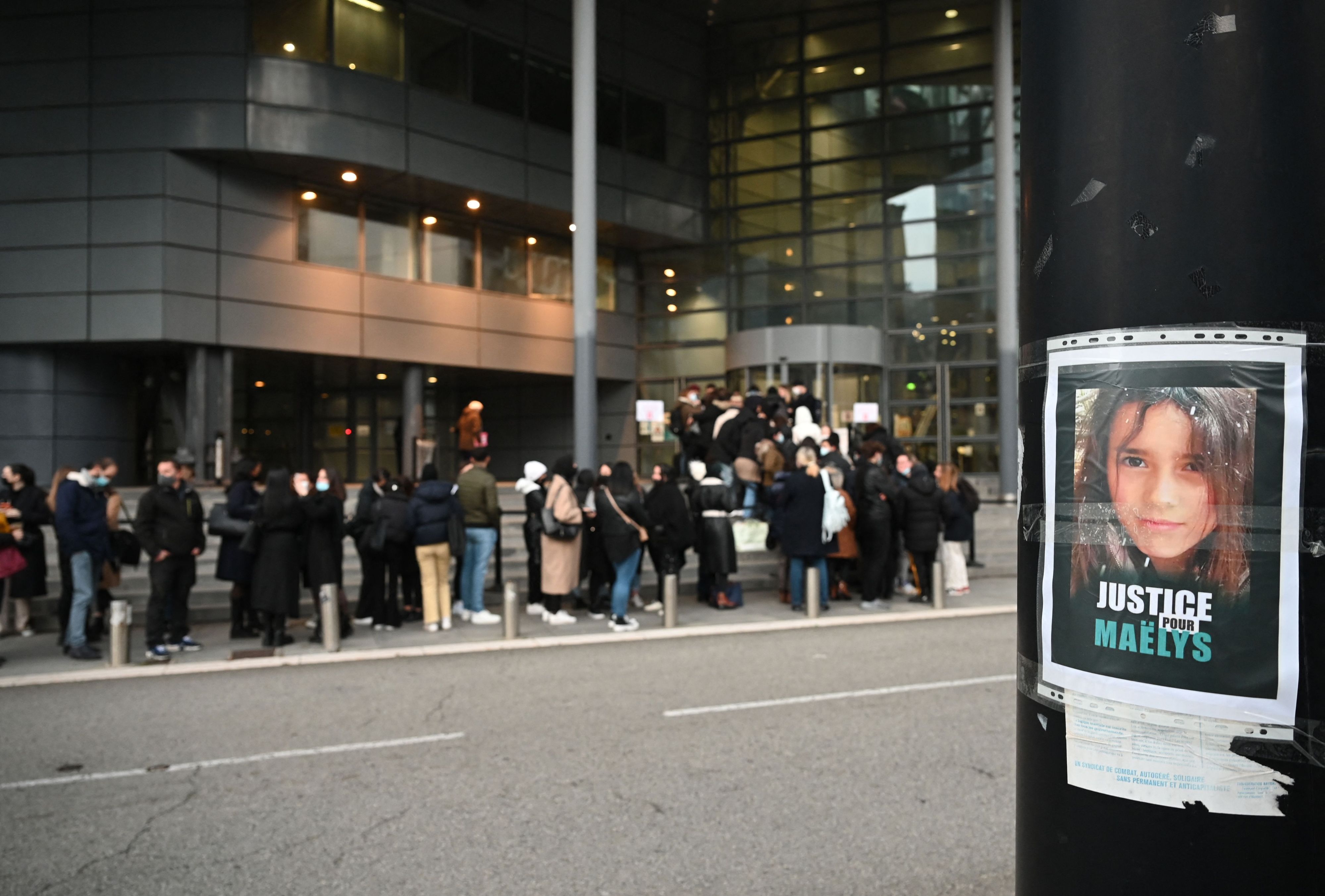 Der Andrang vor dem Gericht in Grenoble war groß. Viele wollten den Prozess mitverfolgen.