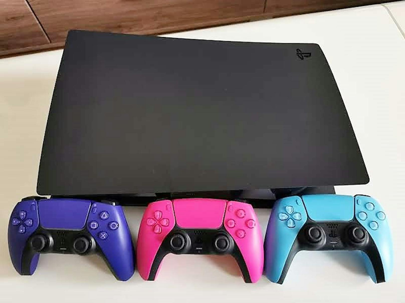 Der Eindruck der neuen PlayStation-Gadgets ist ein guter. Controller kann man sowieso immer brauchen, auch die Cover sehen schick aus und sind von guter Qualität.