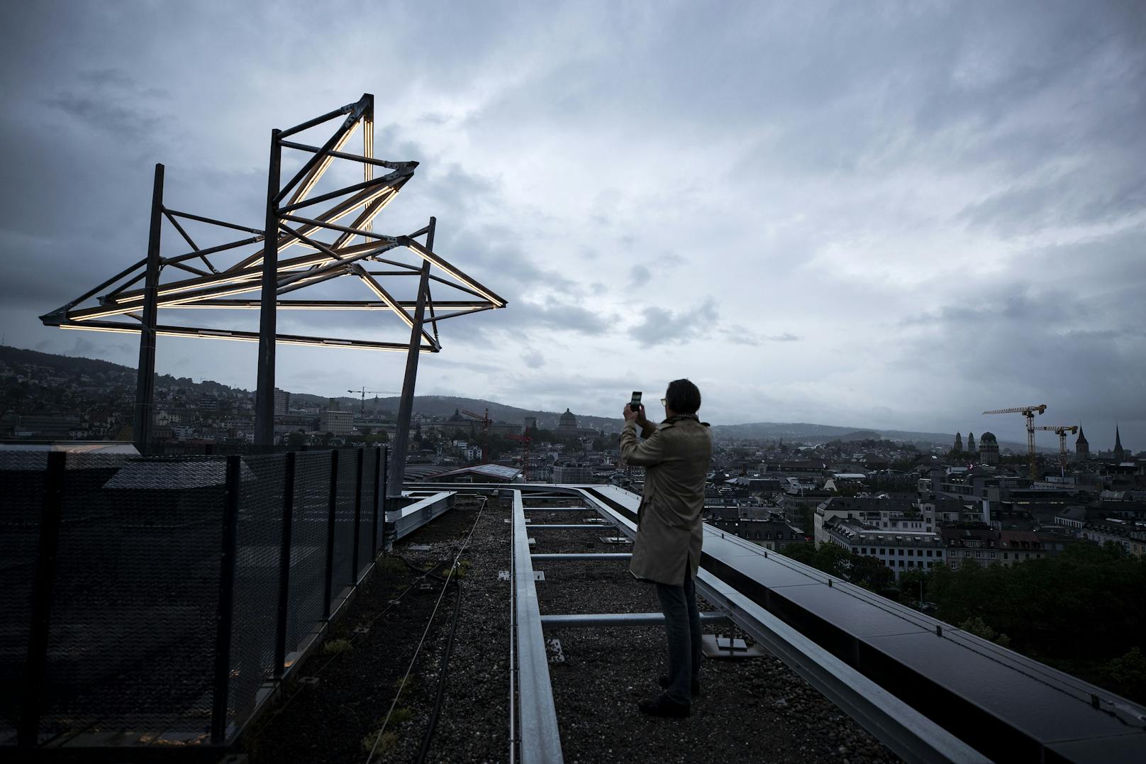 Das Lichtkunstwerk 'ALWAYS A WAY' von Brigitte Kowanz leuchtet vom Dach eines Gebäudes am Europaplatz in Zürich.&nbsp;