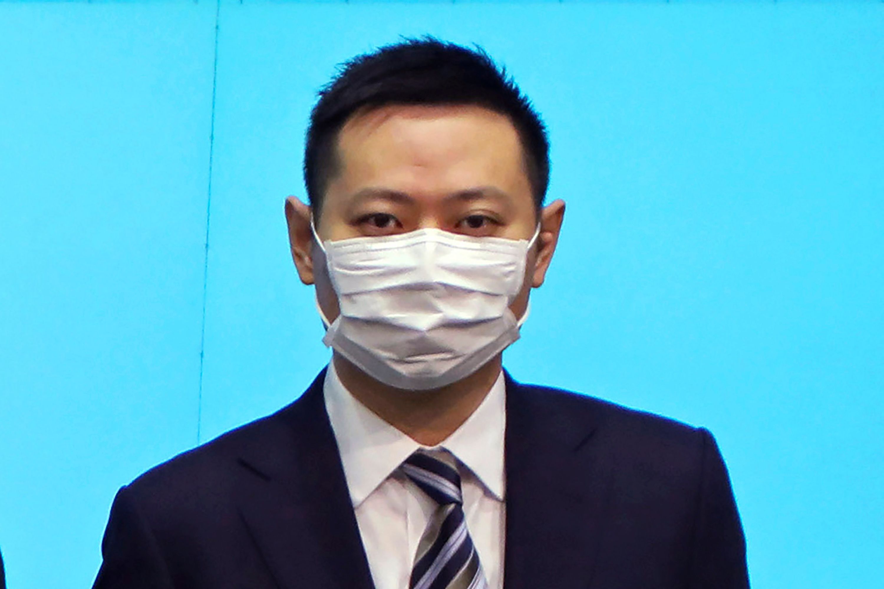 Download von www.picturedesk.com am 31.01.2022 (13:29).  FILE - Secretary for Home Affairs Caspar Tsui lines up during a news conference in Hong Kong on April 22, 2020 to announce the new appointed principal officials. Tsui said Monday, Jan. 31, 2022 he would step down from his post, weeks after he attended a birthday party where at least one guest later tested positive for the coronavirus amid the cityÄôs local omicron outbreak. (AP Photo/Kin Cheung, File) - 20200422_PD11992 - Rechteinfo: Rights Managed (RM)