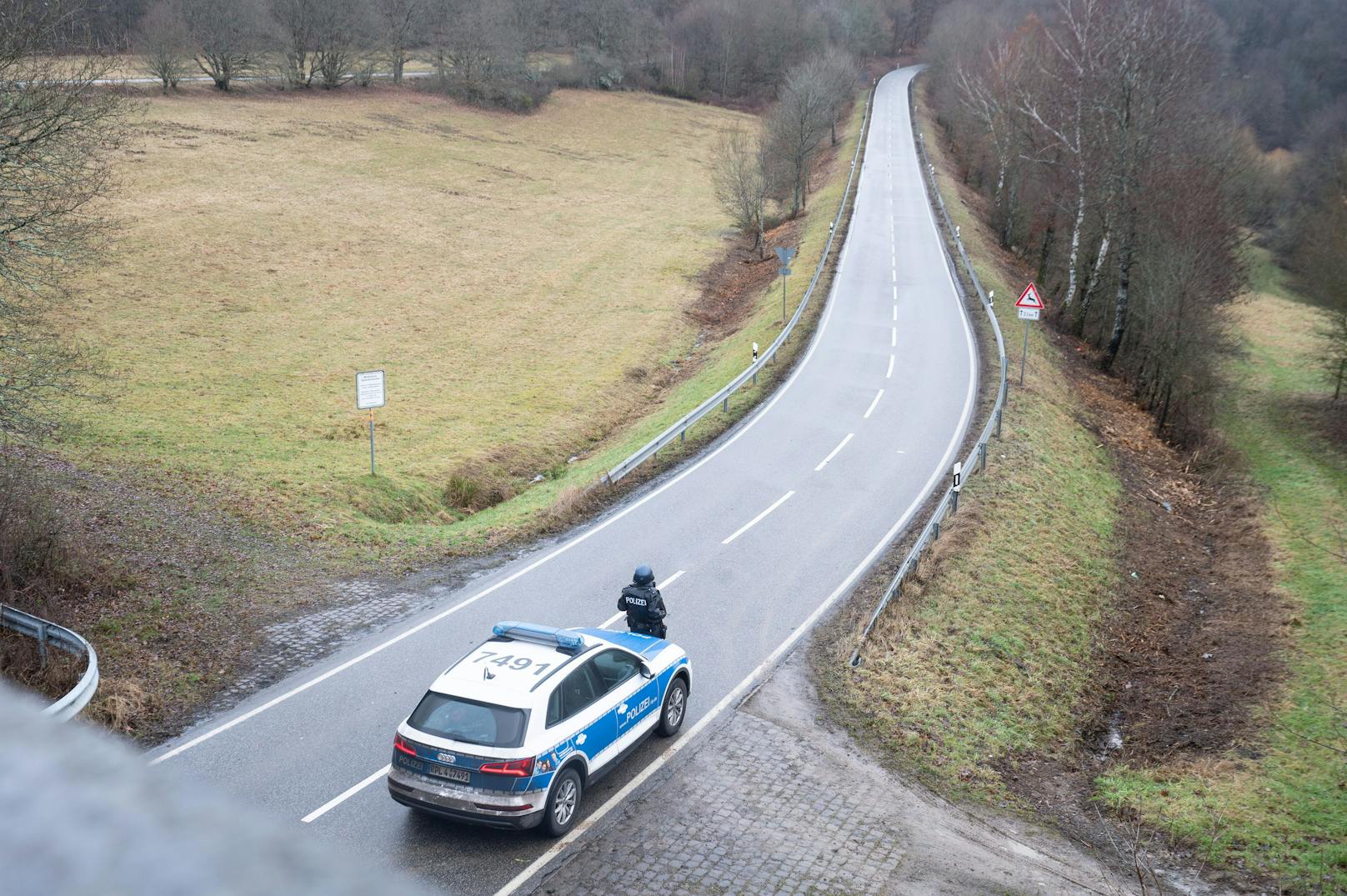 ... und stehen mit Maschinengewehr im Anschlag wache.&nbsp;