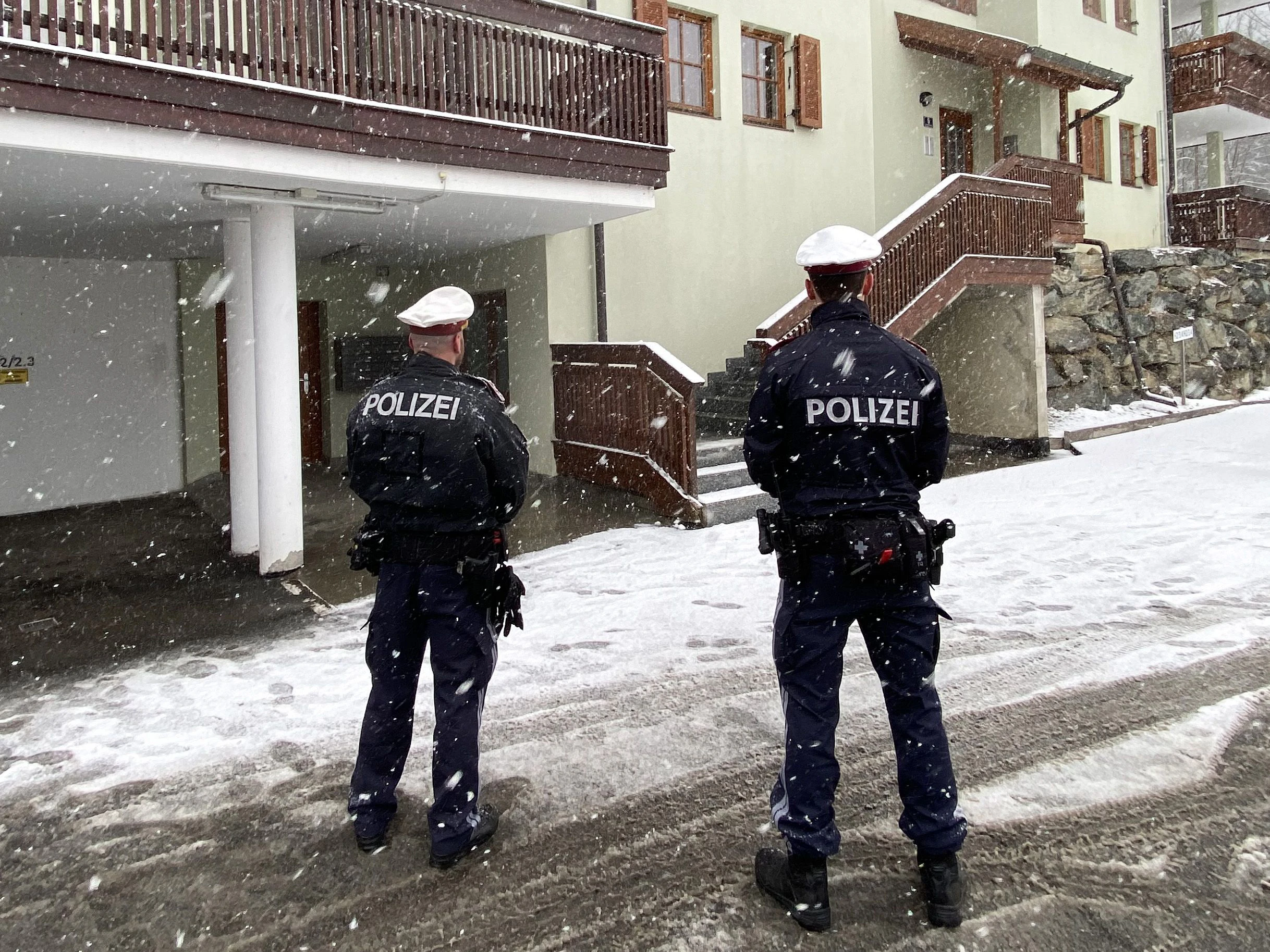 Polizisten vor einer Apartmentanlage in Bad Kleinkirchheim. (Symbolbild)