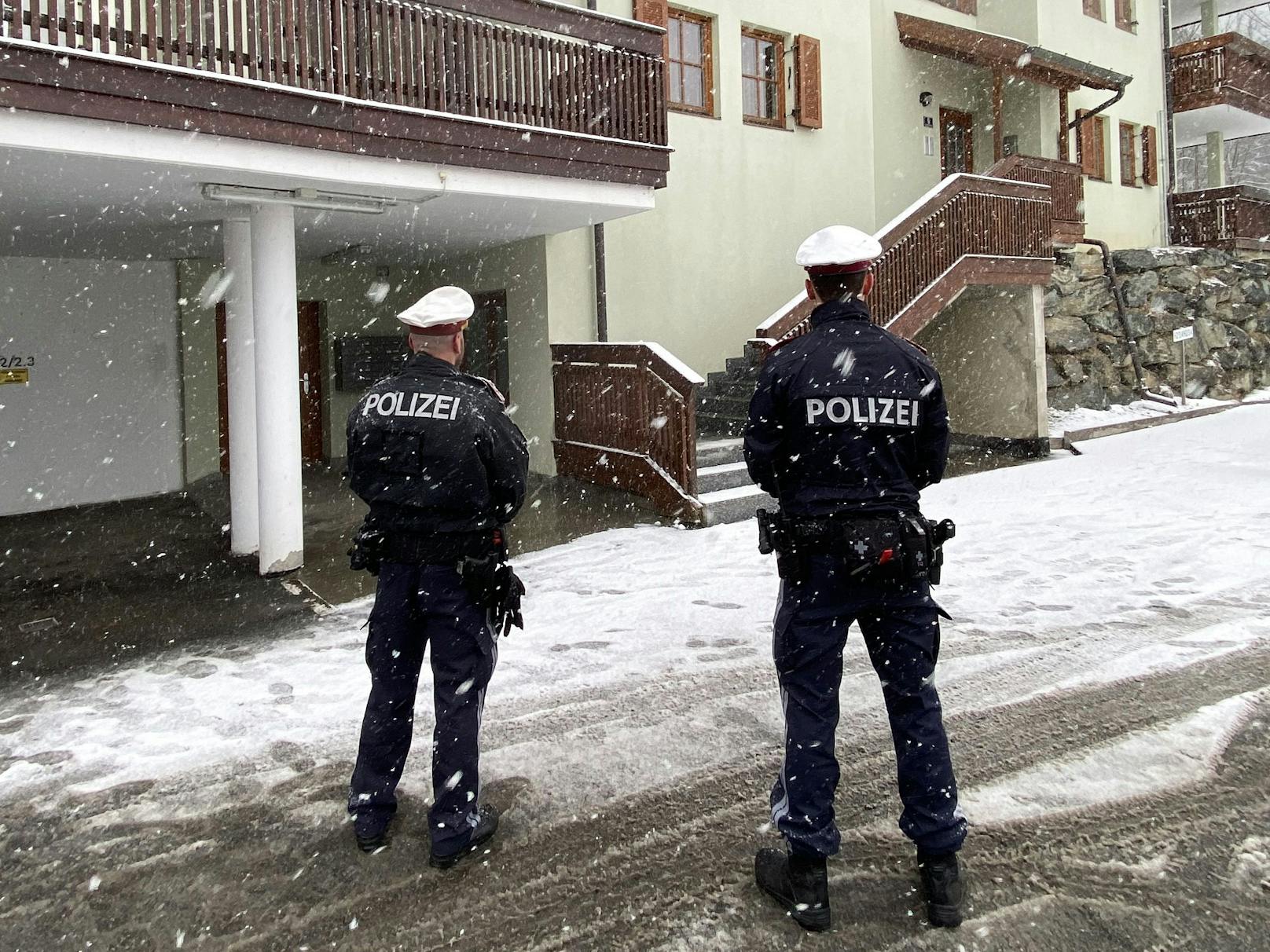 Polizisten vor einer Apartmentanlage in Bad Kleinkirchheim. (Symbolbild)
