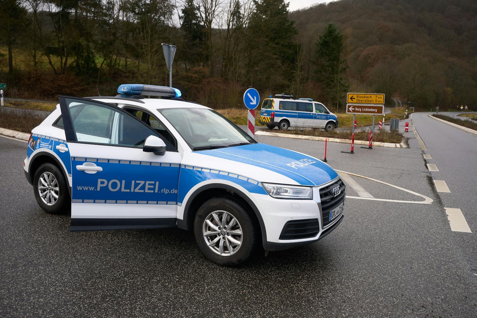Die Polizei hat die Straße am Tatort im Landkreis-Kusel gesperrt.&nbsp;