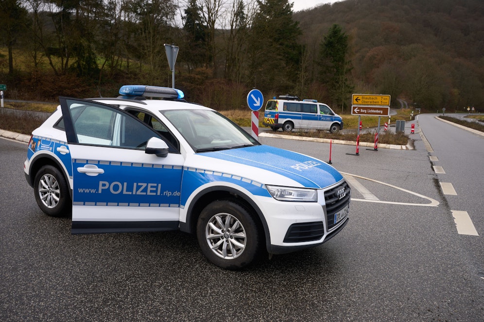 Die Polizei hat die Straße am Tatort im Landkreis-Kusel gesperrt. 