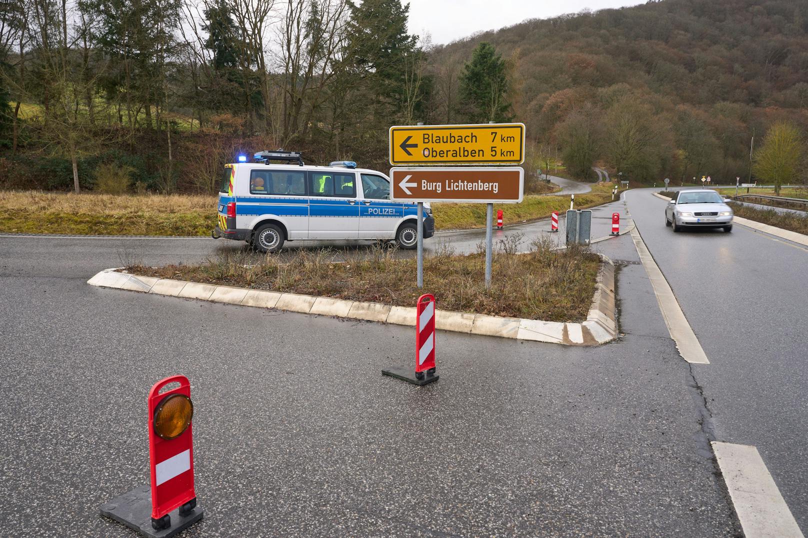 Die Straße am Tatort ist aktuell gesperrt.