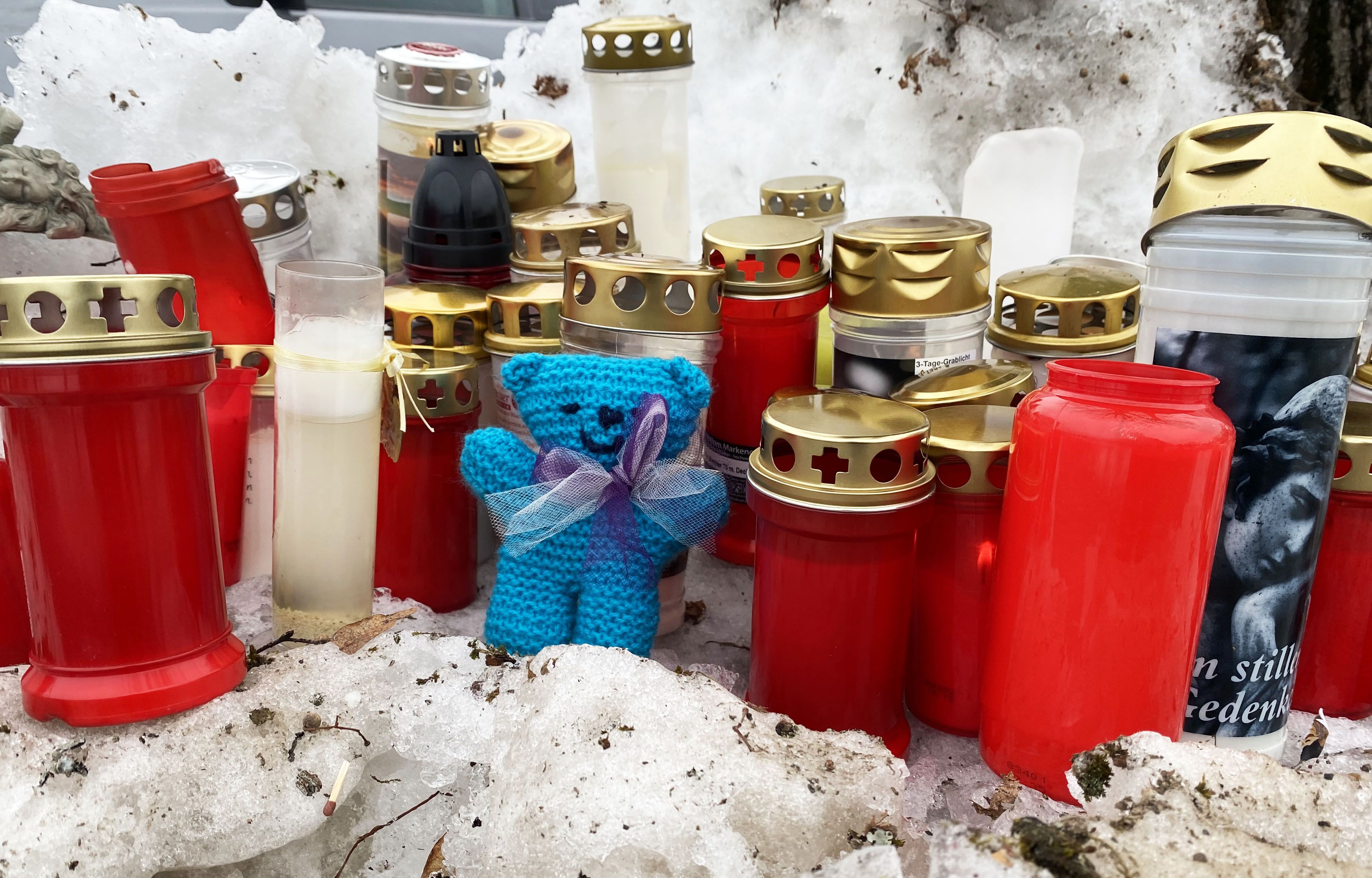 An der Unfallstelle legten Menschen Kerzen und Kuscheltiere in Gedenken an die beiden Opfer nieder.