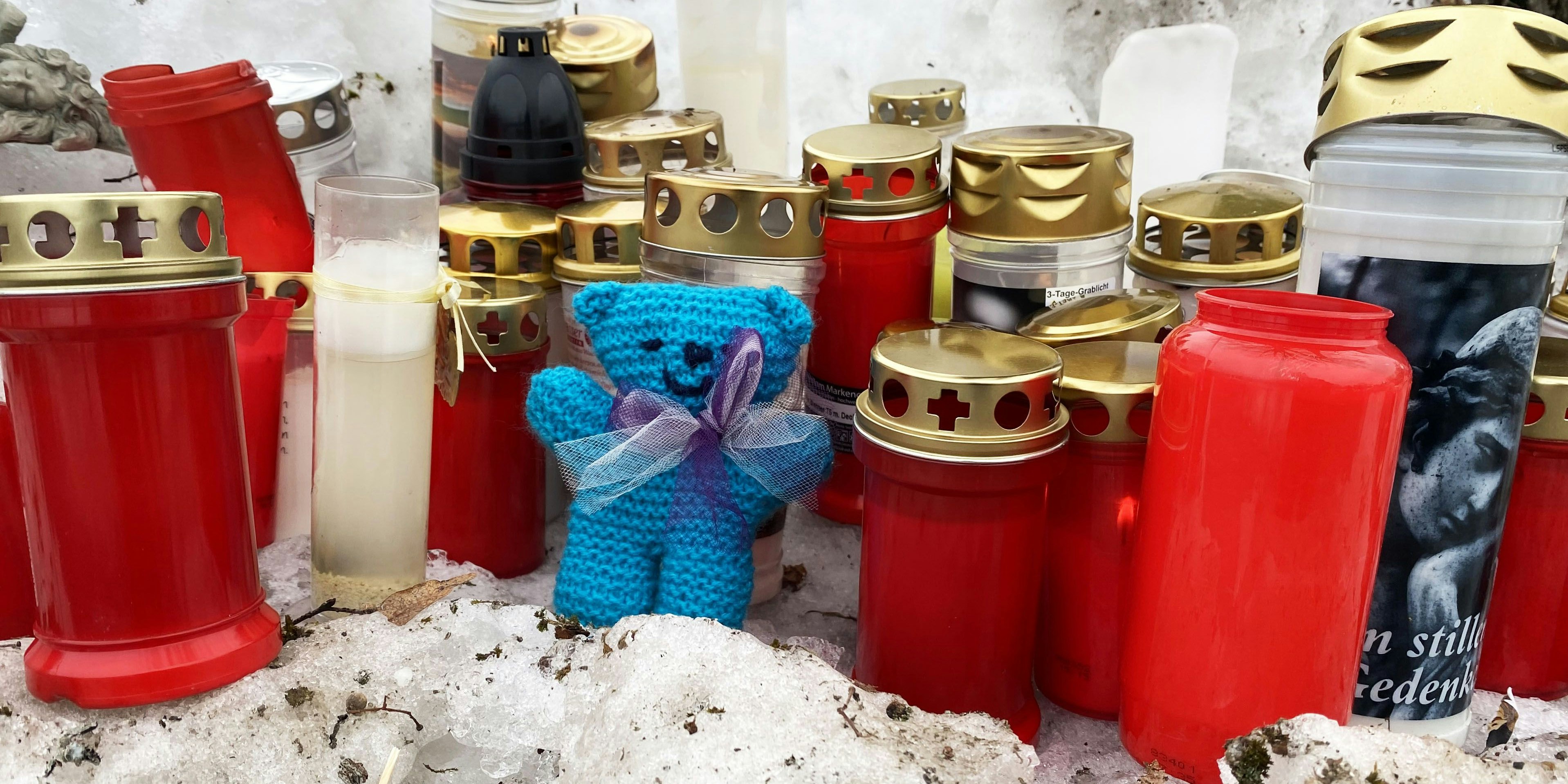 An der Unfallstelle legten Menschen Kerzen und Kuscheltiere in Gedenken an die beiden Opfer nieder.