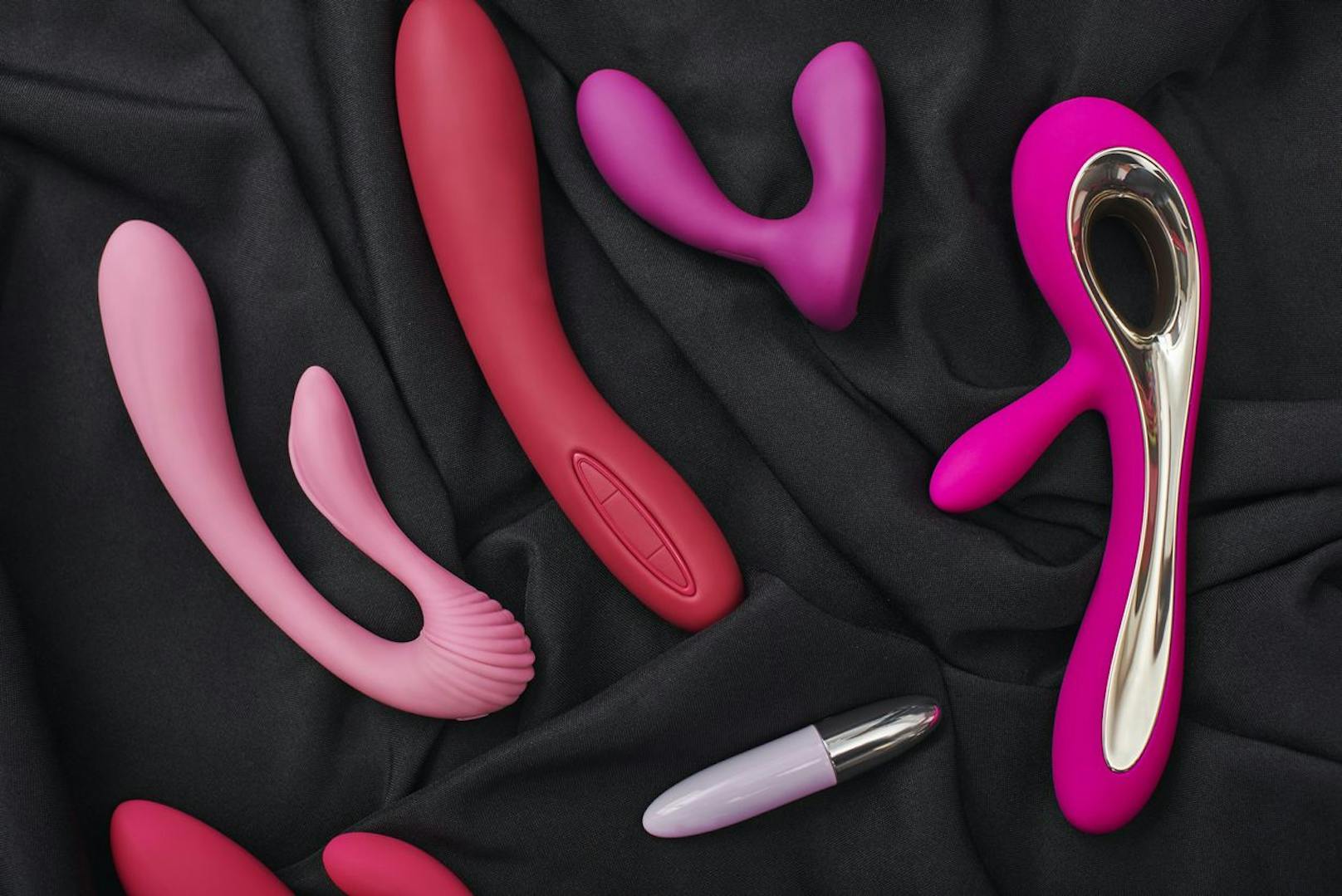 Pegging: In Sexualkreisen ist dieser Trend seit Jahren auf dem Vormarsch. Pegging ist der Akt, bei dem jemand mittels eines Umschnalldildos oder eines Handvibrator anal penetriert wird. Diese Praktik erlaubt die Kontrolle abzugeben und den passiven Part beim Liebesspiel zu übernehmen.