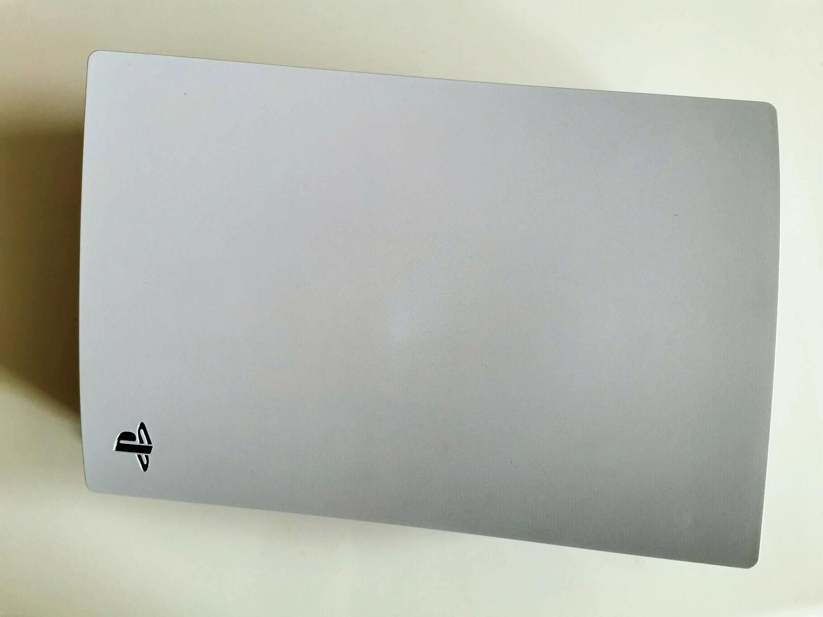 Ganz neu ist die (offizielle) Möglichkeit, die weißen Coverplatten der PlayStation 5 nun gegen neue, bunte auszutauschen.&nbsp;