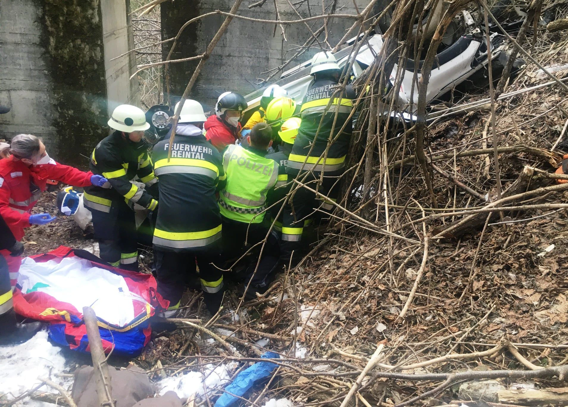 Die Feuerwehr konnte den Mann nach zwei Stunden befreien.