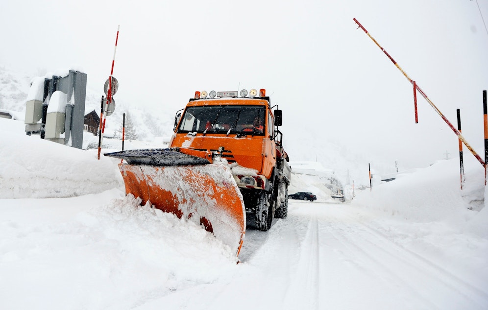 Ein Schneepflug des Straßendienstes Arlberg (Archivfoto)