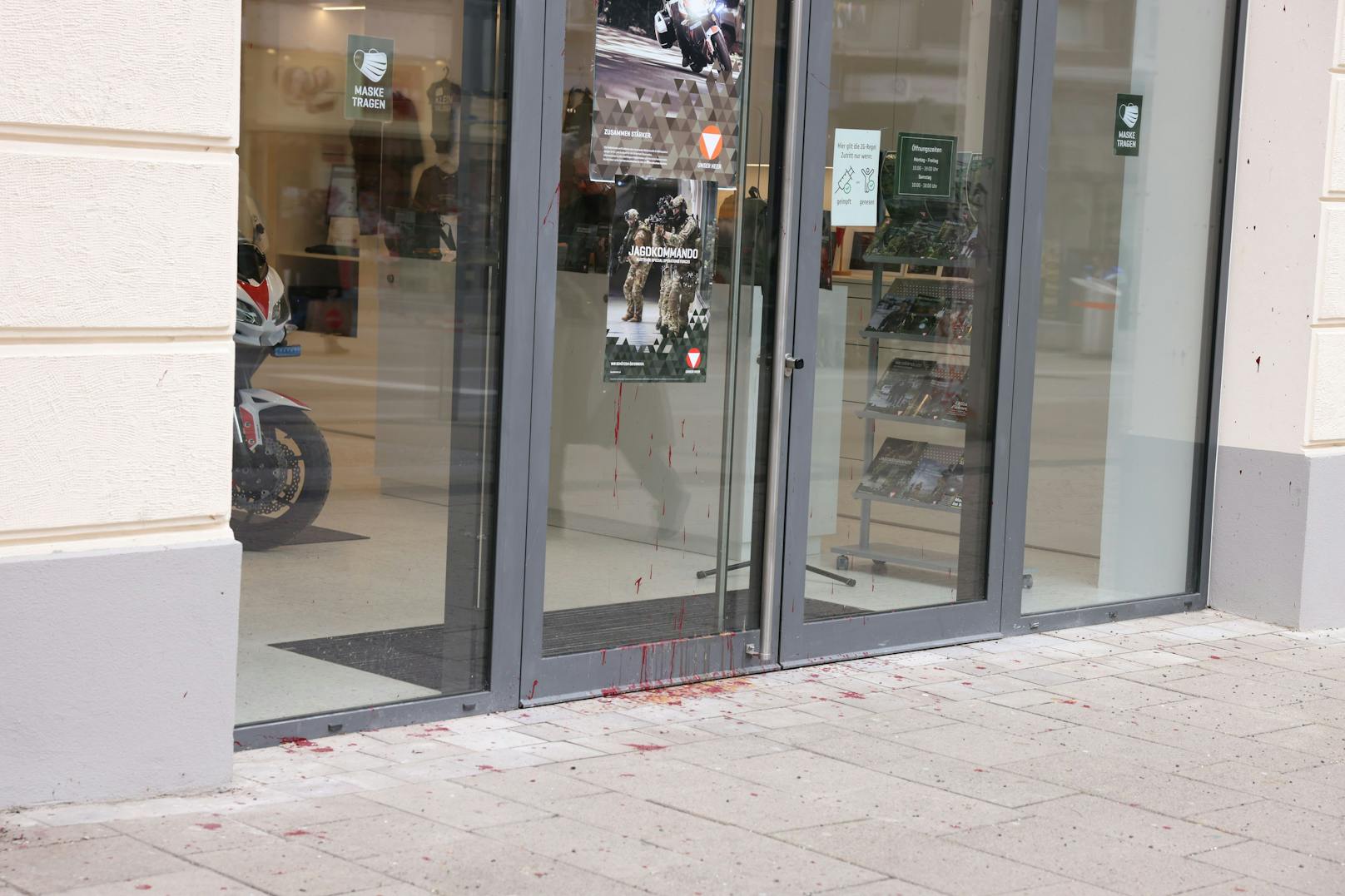 Farb-Anschlag auf den Bundesheer-Shop: Unbekannte machten sich am Geschäft in der Mariahilfer Straße zu schaffen.