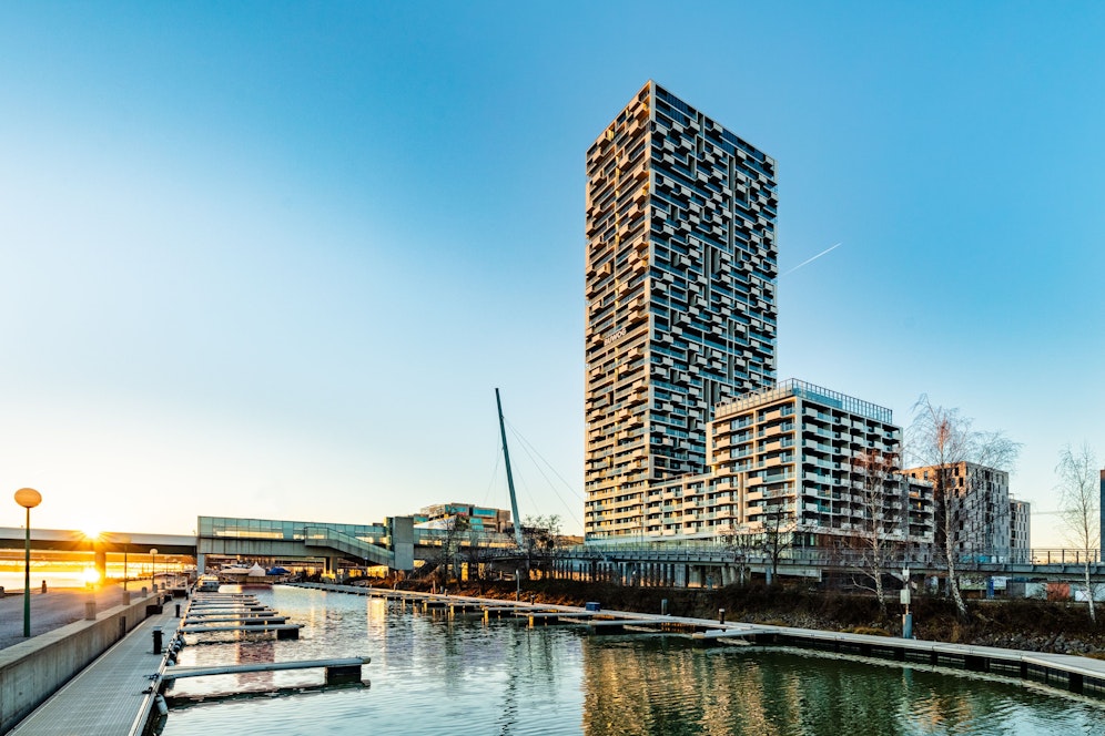 Drei Jahre dauerte der Bau des gigantischen Hochhauses, nun werden die Wohnungen übergeben.