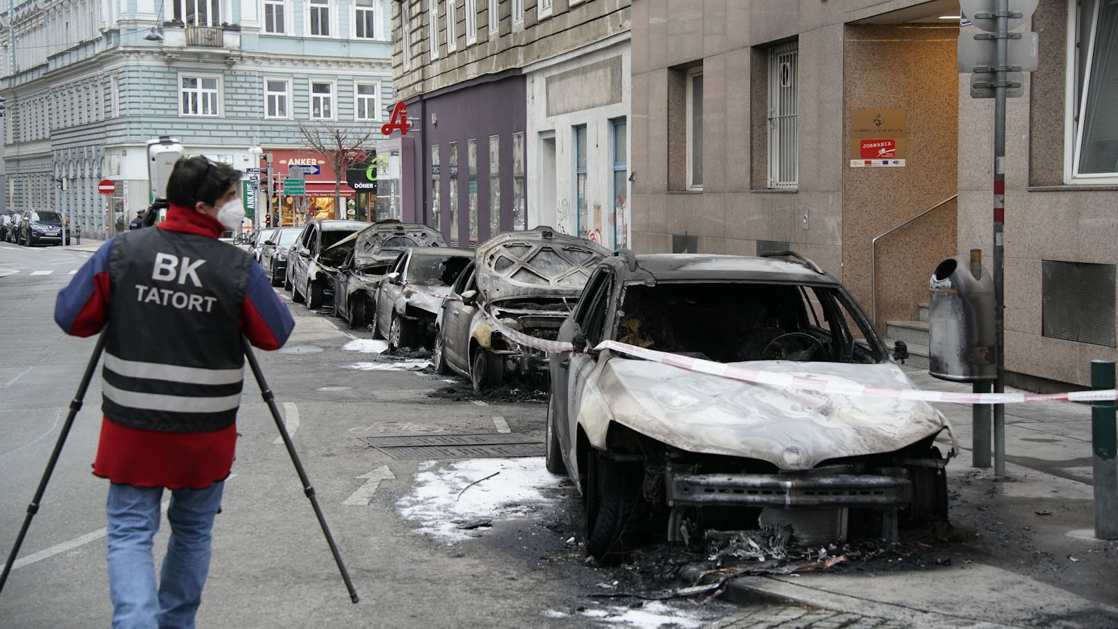 Sieben Autos brannten aus.