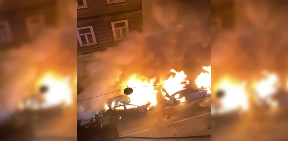 Sieben Polizeiautos wurden abgefackelt, der Staatsschutz ermittelt.
