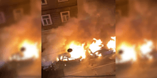 Feueranschlag auf Polizeiautos – Videos zeigen Inferno