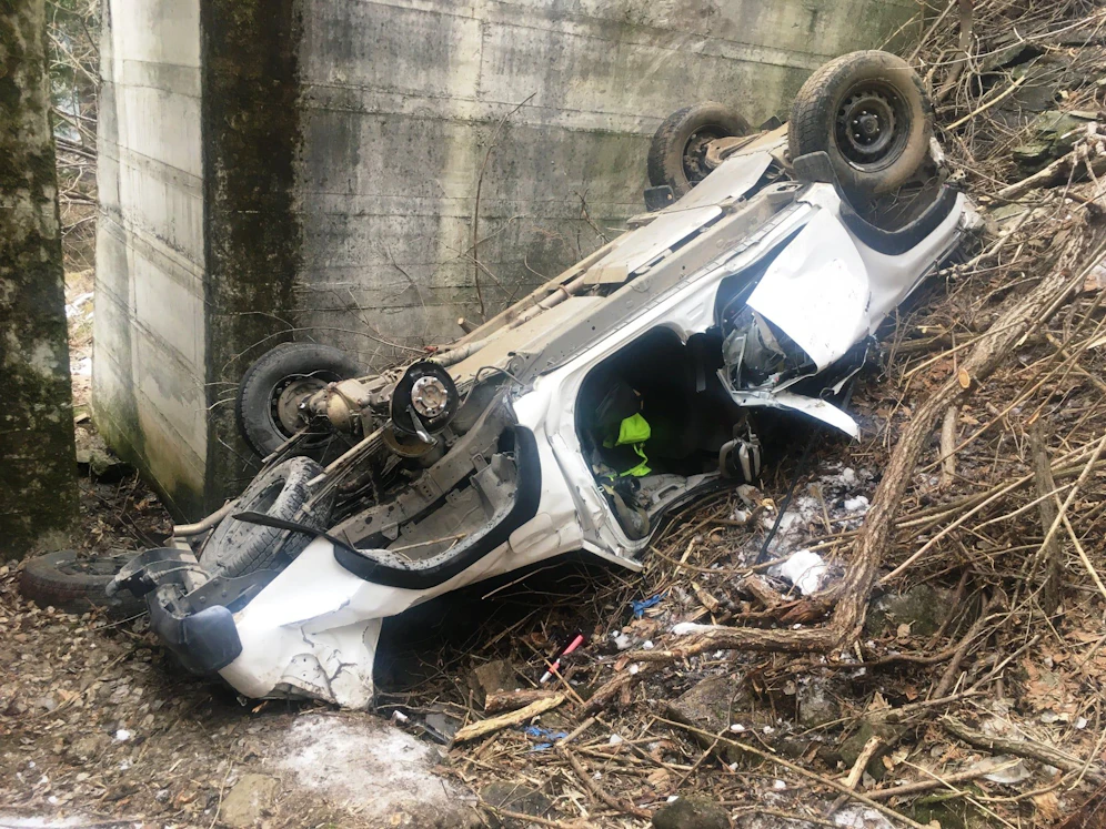 Ein 59-Jähriger wurde am Montagmorgen bei einem Verkehrsunfall schwer verletzt und war zwei Stunden in seinem Auto eingeklemmt.