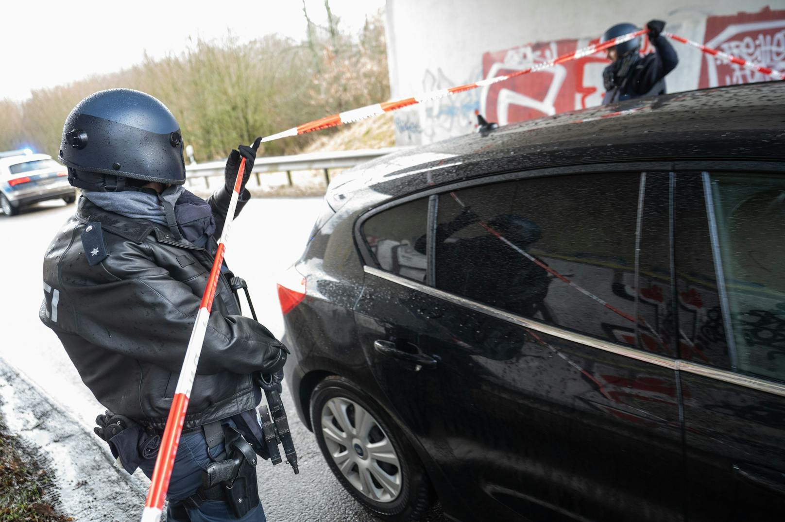 Nur Polizeifahrzeuge dürfen die gesperrte Straße passieren.