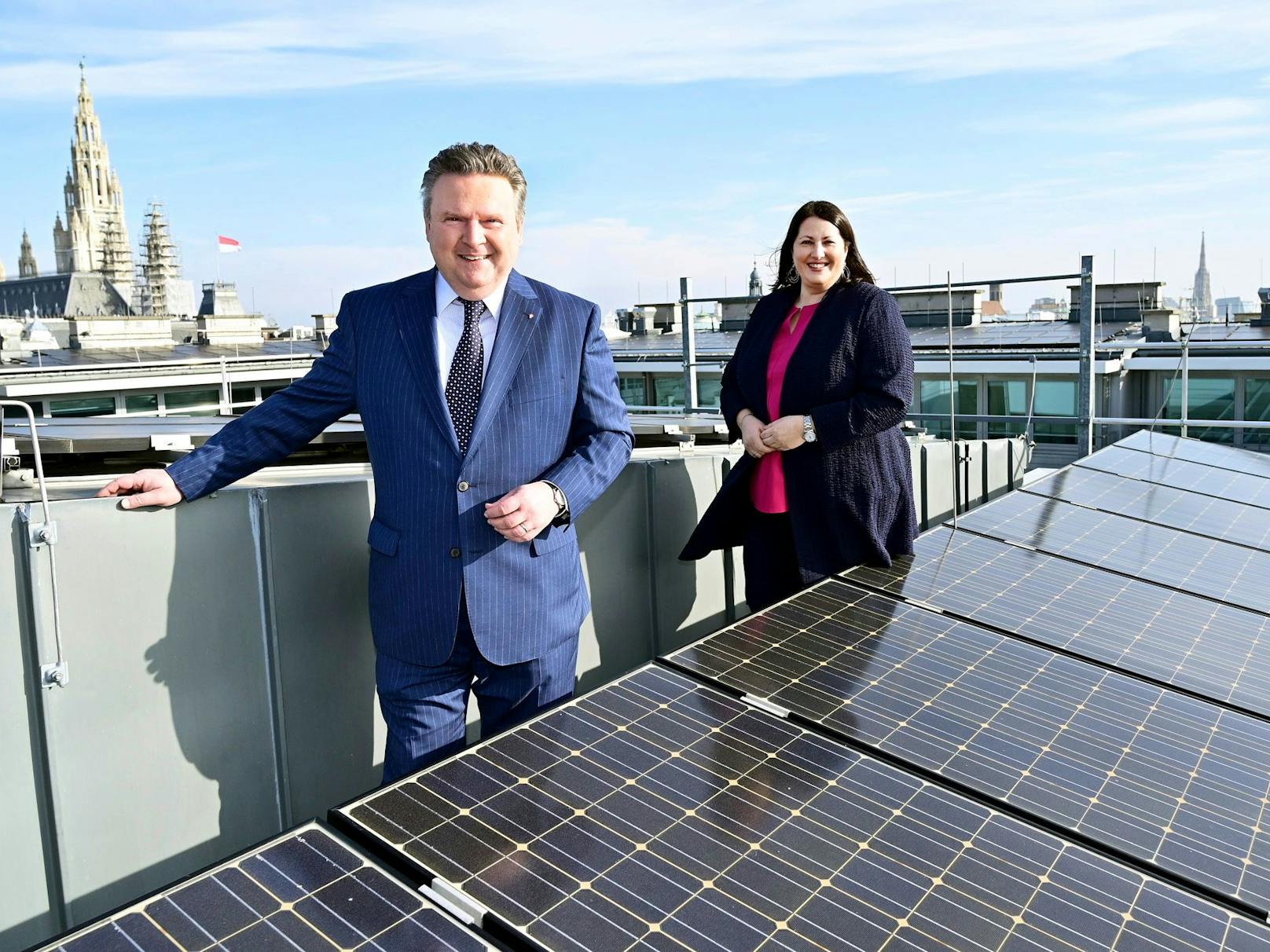 Wiens Bürgermeister Michael Ludwig und Wohnbaustadträtin&nbsp;Kathrin Gaál rühren für Photovoltaik - Strom aus Sonnenenergie - die Werbetrommel.