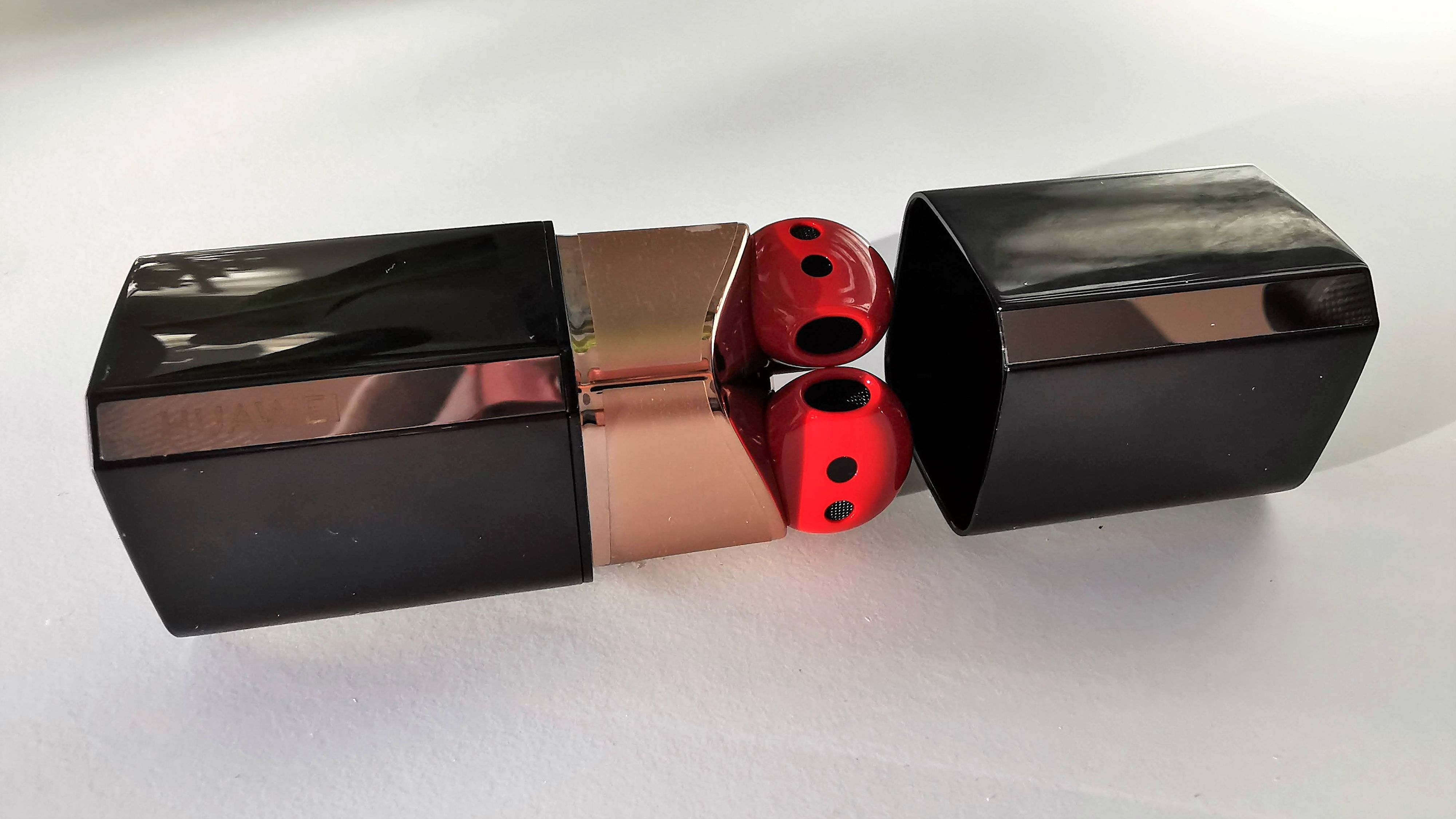 Anders als die Huawei-Flaggschiffe FreeBuds Pro und die günstigeren FreeBuds 4i setzen die FreeBuds Lipstick nicht auf Silikon-Ohrstoppel.