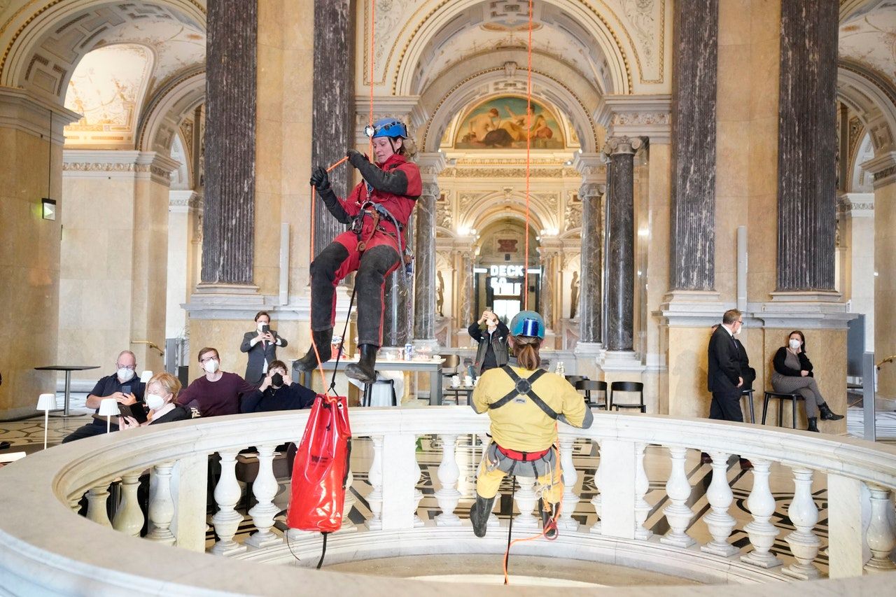 Zwei Höhlenforscher seilten sich von der Kuppel des Naturhistorischen Museums ab.