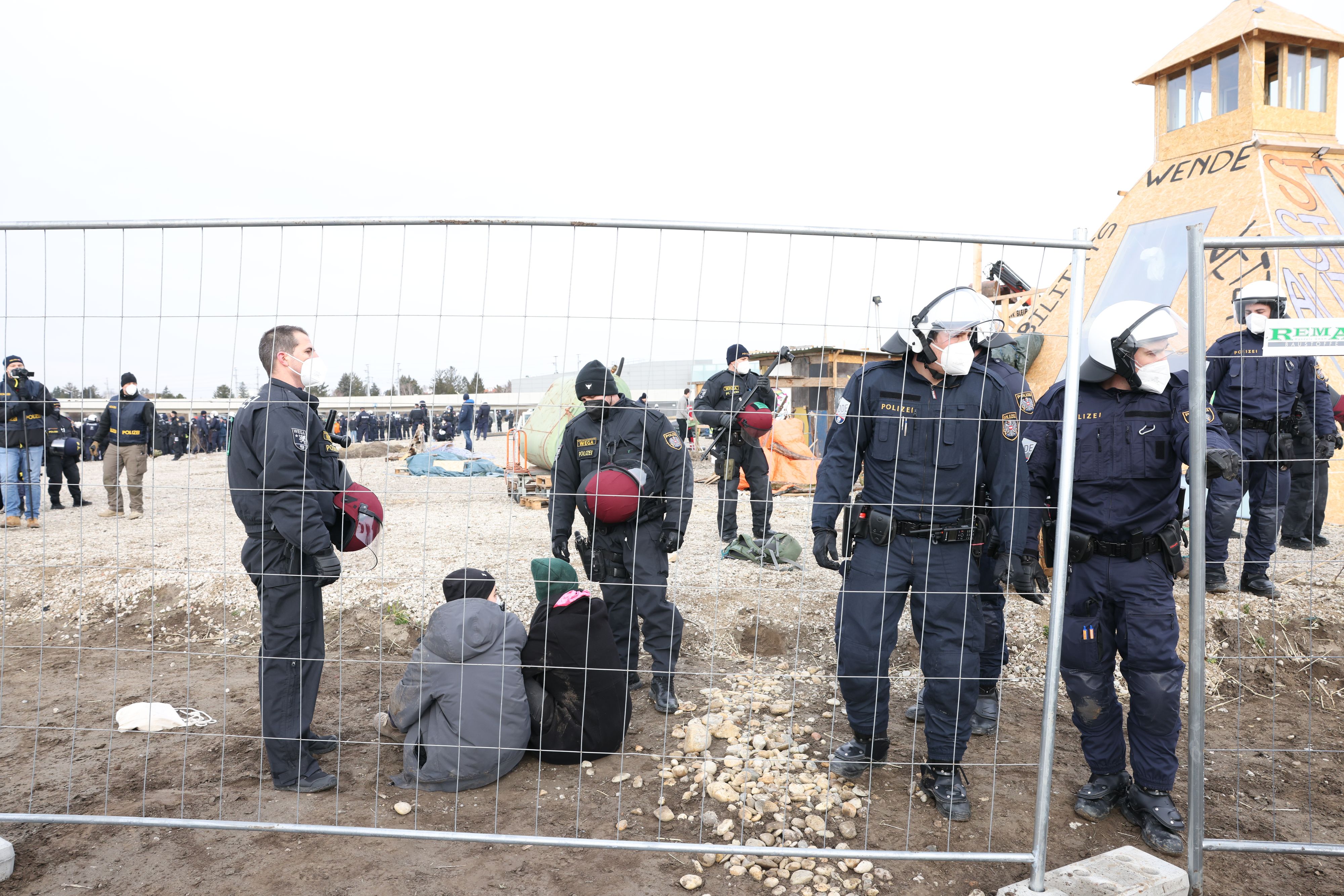 Die Wiener FPÖ will die Baustellenbesatzer in einem Umerziehungslager internieren.