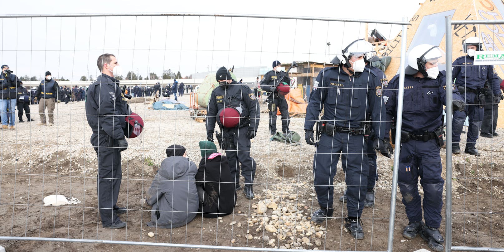 Die Wiener FPÖ will die Baustellenbesatzer in einem Umerziehungslager internieren.