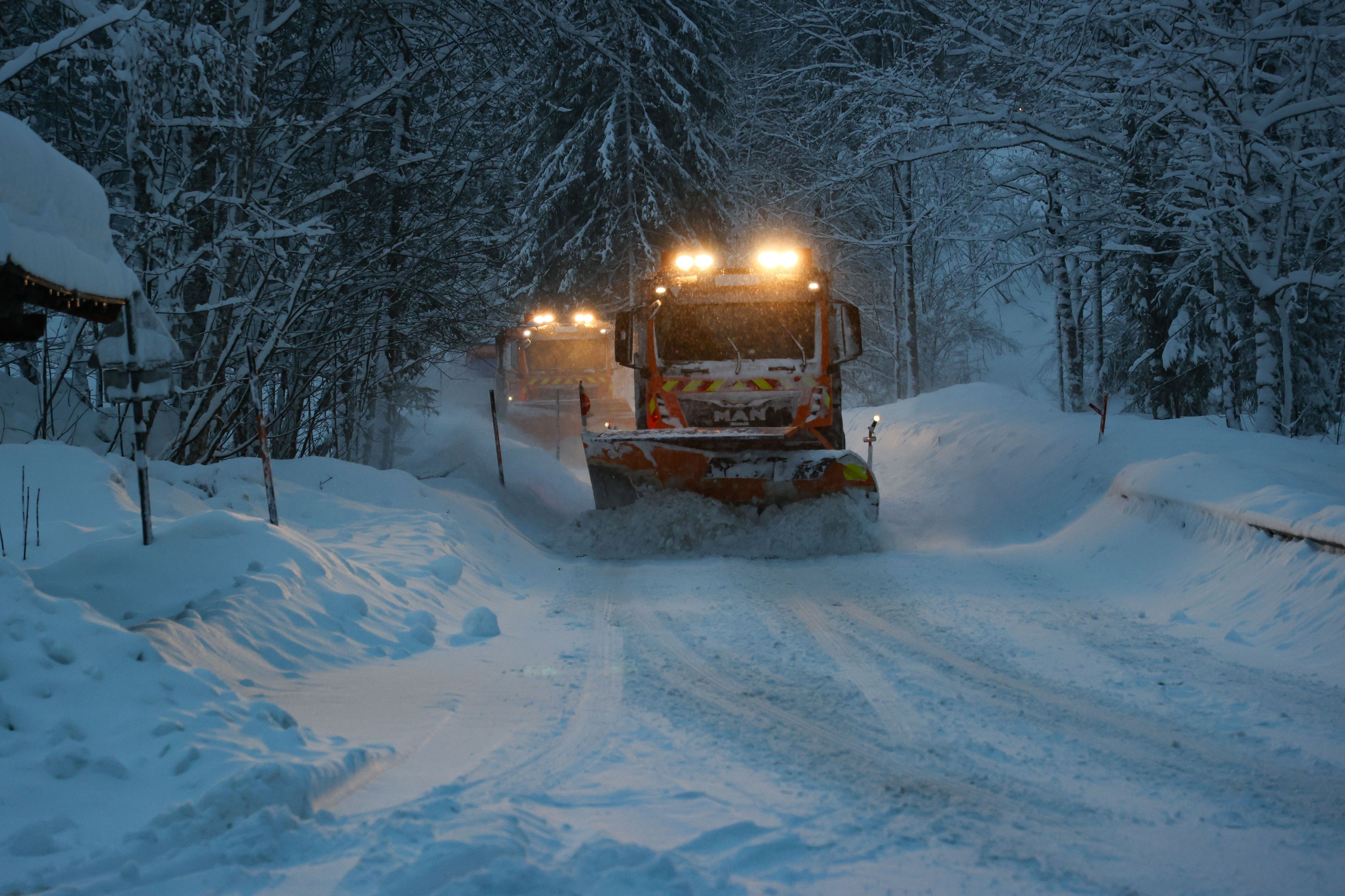 Land Salzburg  Winterdienst der Straßenmeisterei Hallein bei Salzburg, Schneeräumung heute, Dienstag, nach den starken Schneefällen im Salzburger Tennengau Schneeräumung, Straßenverhältnisse, Winterliche Straßen, Schneepflug, Winter, Jahreszeit, Verkehrsverhältnisse, Räumfahrzeug, Sicherheit, Salzstreuung, Verkehrssicherheit Foto: Franz Neumayr    1.2.2022