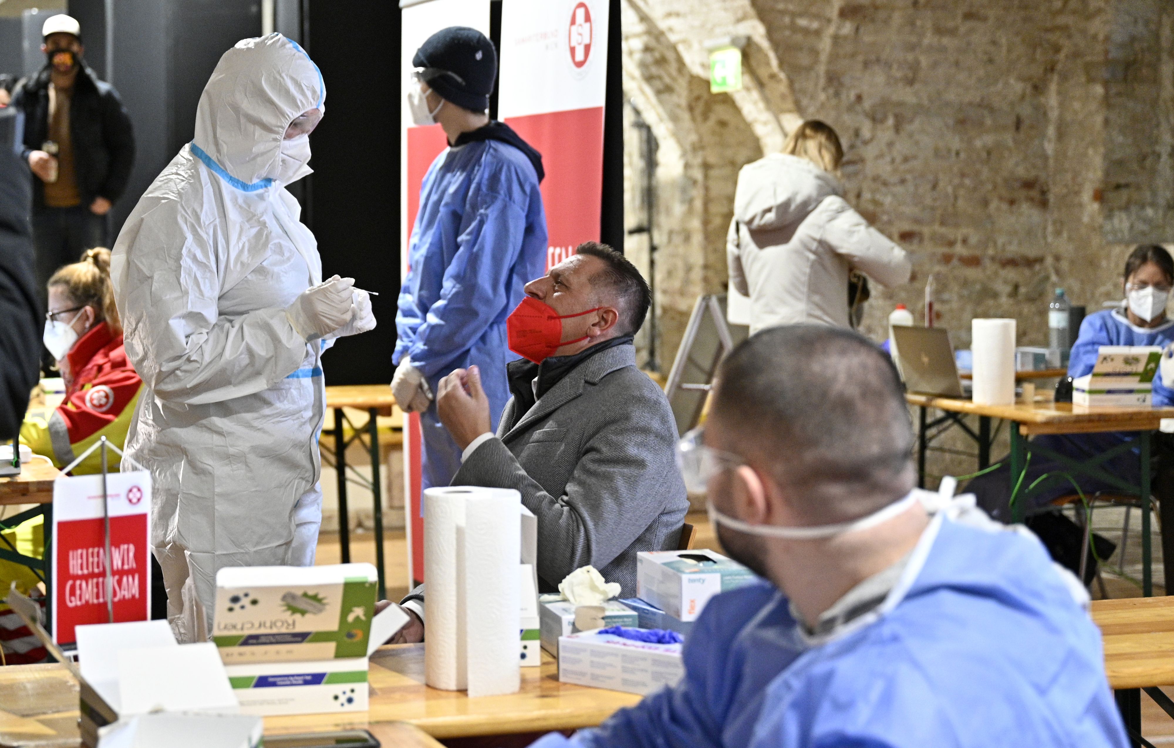 Angesichts der Impfpflicht stellt sich die Frage: Sollten die teuren Corona-Tests gratis bleiben?