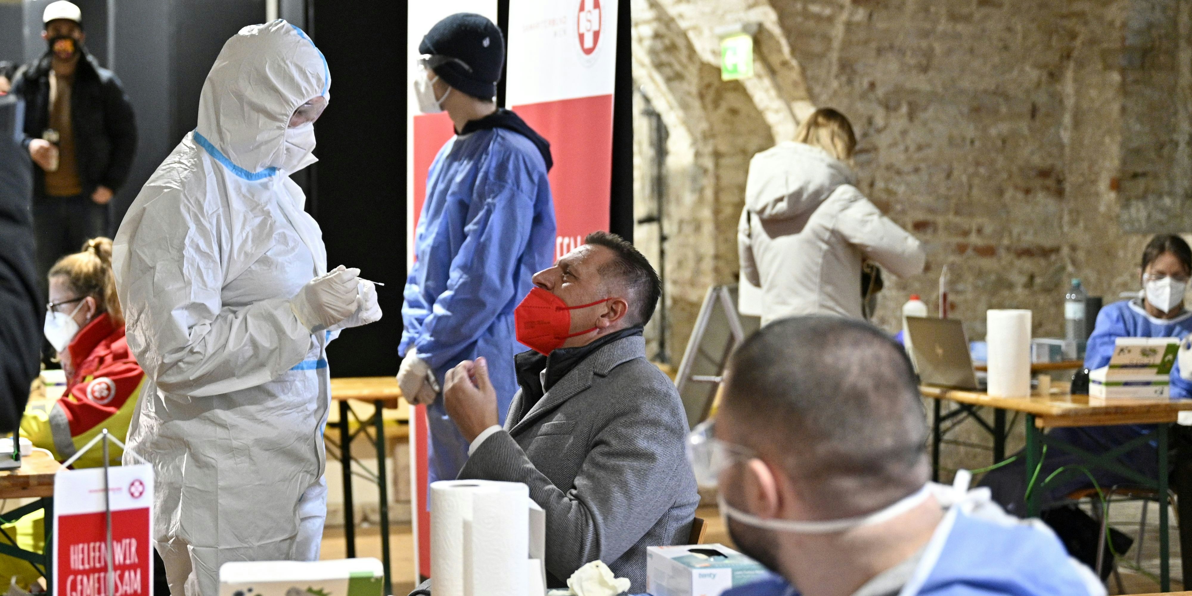 Angesichts der Impfpflicht stellt sich die Frage: Sollten die teuren Corona-Tests gratis bleiben?