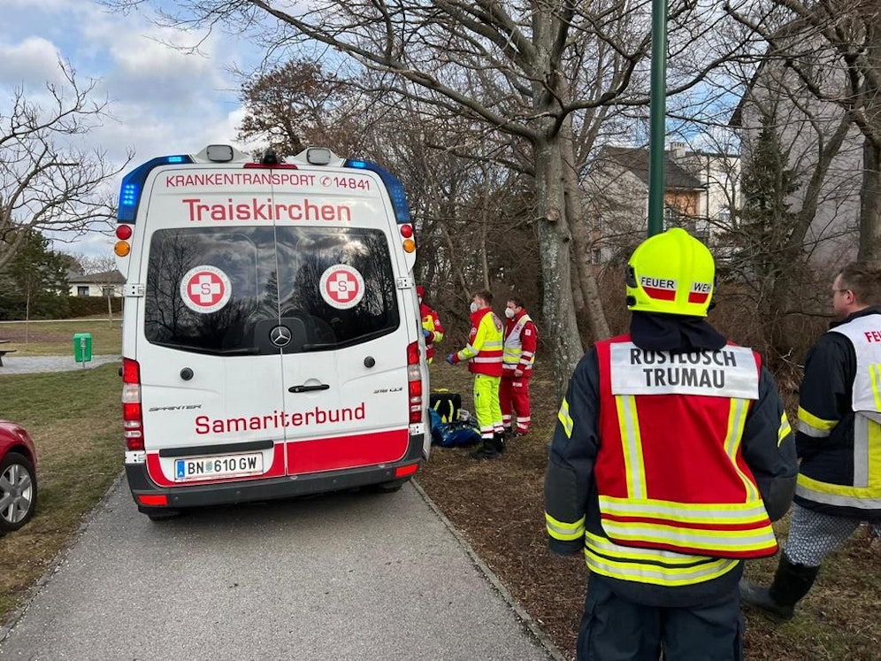 Mann stürzte in Kanal: Rettungsaktion in Trumau
