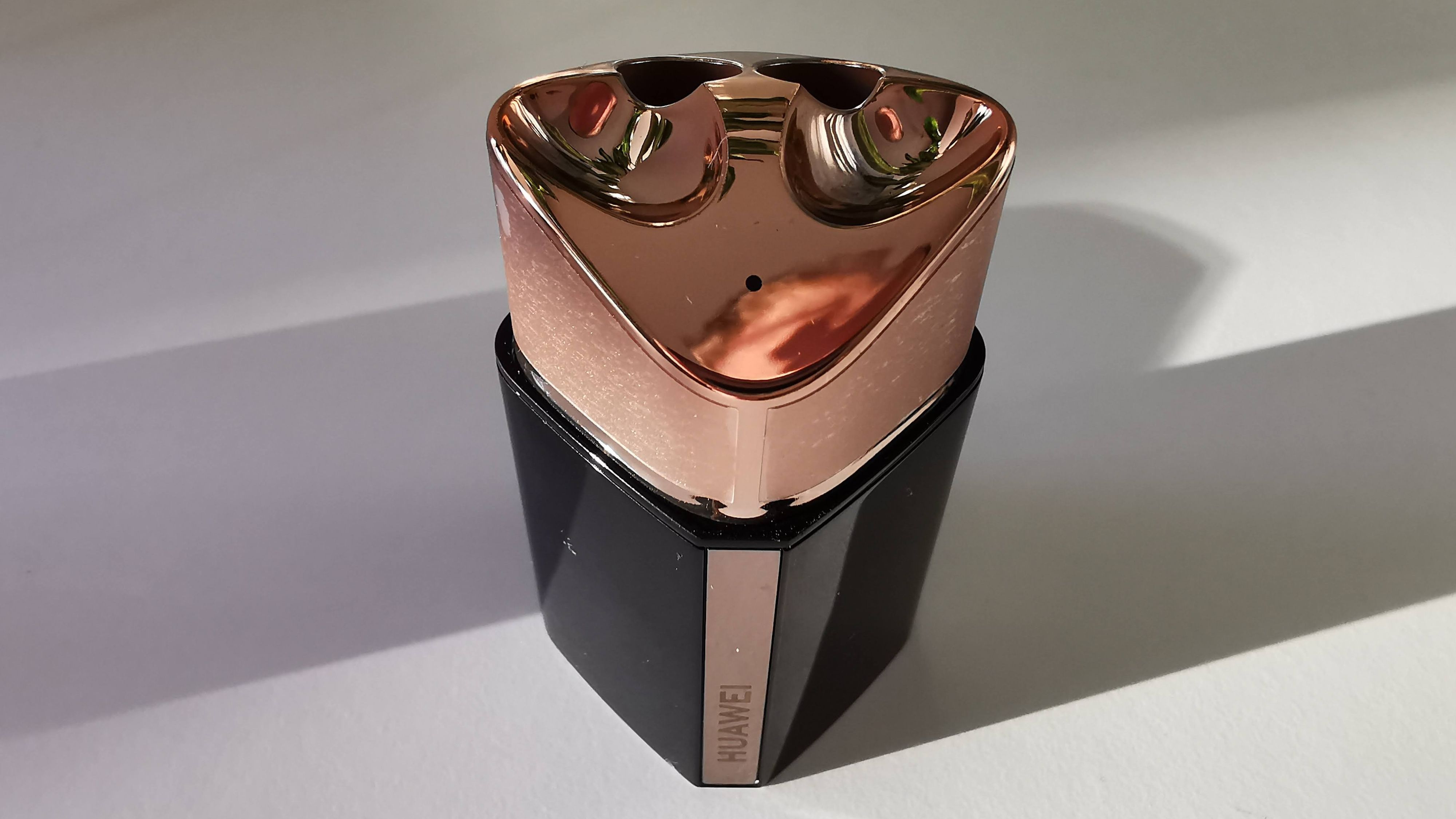 Laut Huawei wurden rund 30 "komplexe Designprozesse" eingesetzt, um eine äußerst edle und glatte Oberfläche in schwarzer Farbe mit goldenen Design-Elementen zu erhalten.