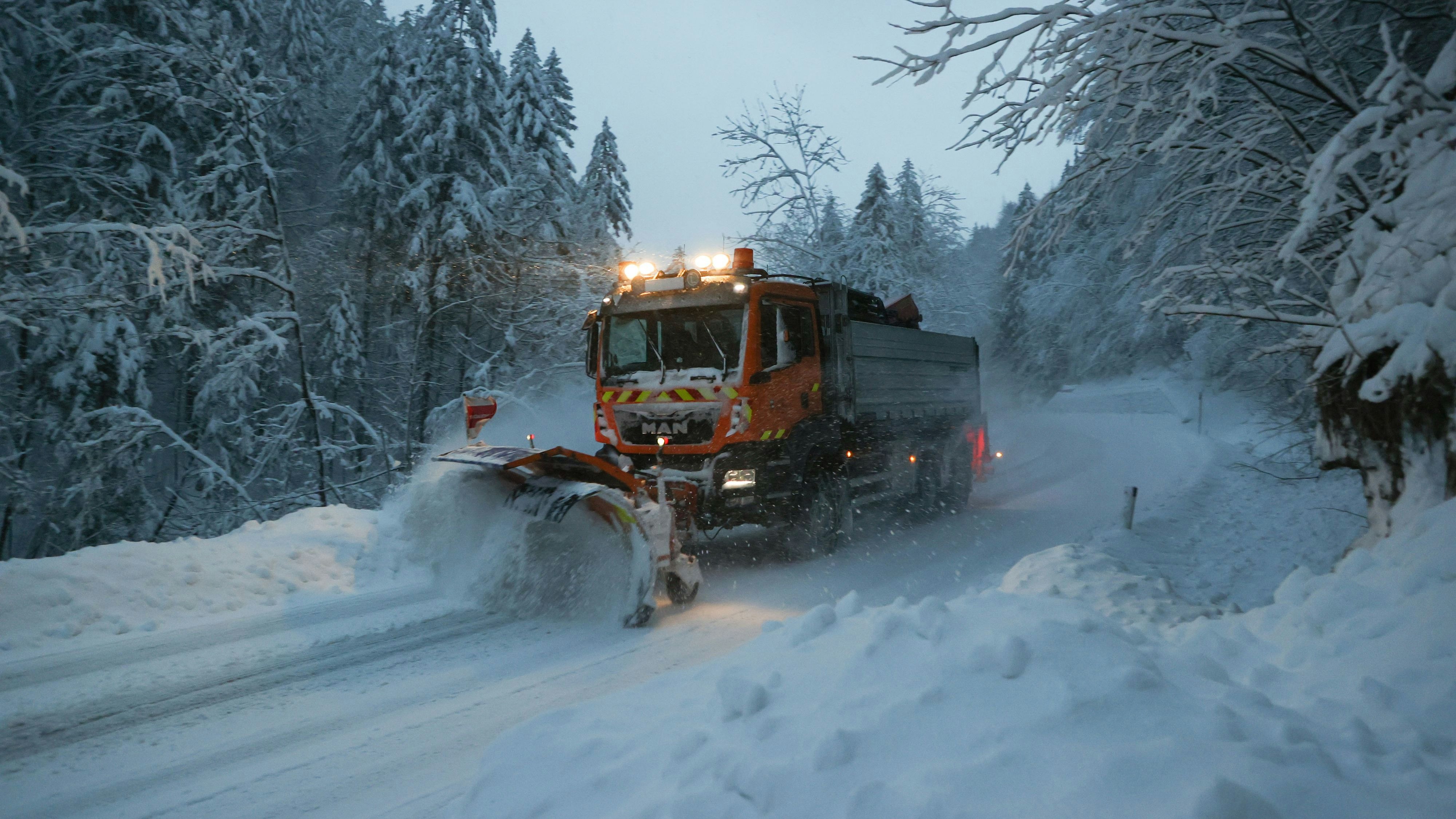 Land Salzburg  Winterdienst der Straßenmeisterei Hallein bei Salzburg, Schneeräumung heute, Dienstag, nach den starken Schneefällen im Salzburger Tennengau Schneeräumung, Straßenverhältnisse, Winterliche Straßen, Schneepflug, Winter, Jahreszeit, Verkehrsverhältnisse, Räumfahrzeug, Sicherheit, Salzstreuung, Verkehrssicherheit Foto: Franz Neumayr    1.2.2022