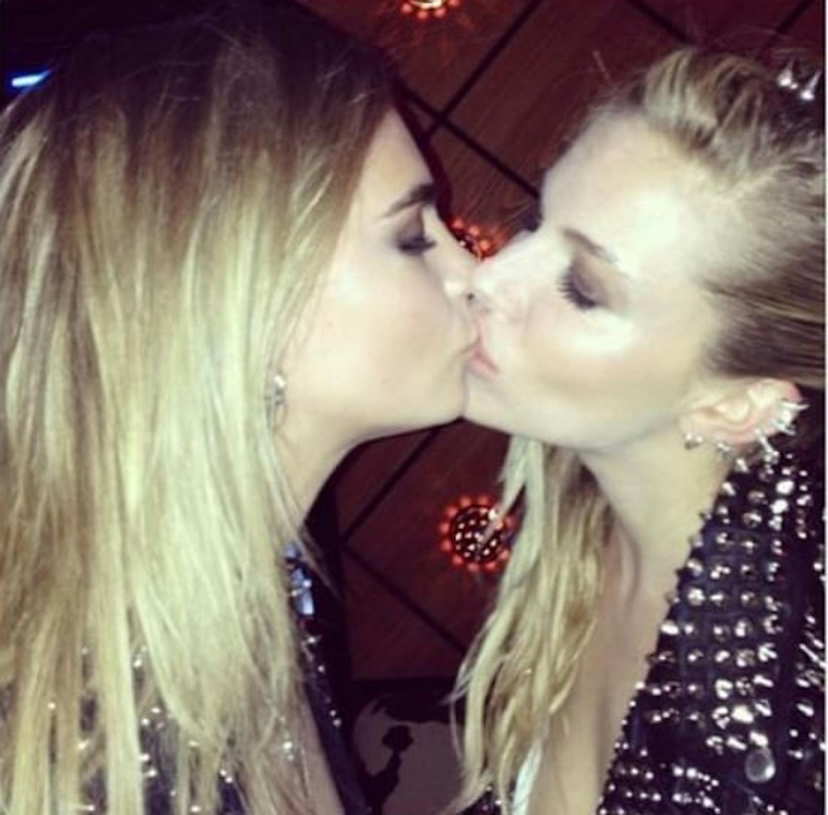 Cara Delevingne und Sienna Miller sind seit Jahren beste Freundinnen. Jetzt soll mehr zwischen den beiden laufen...