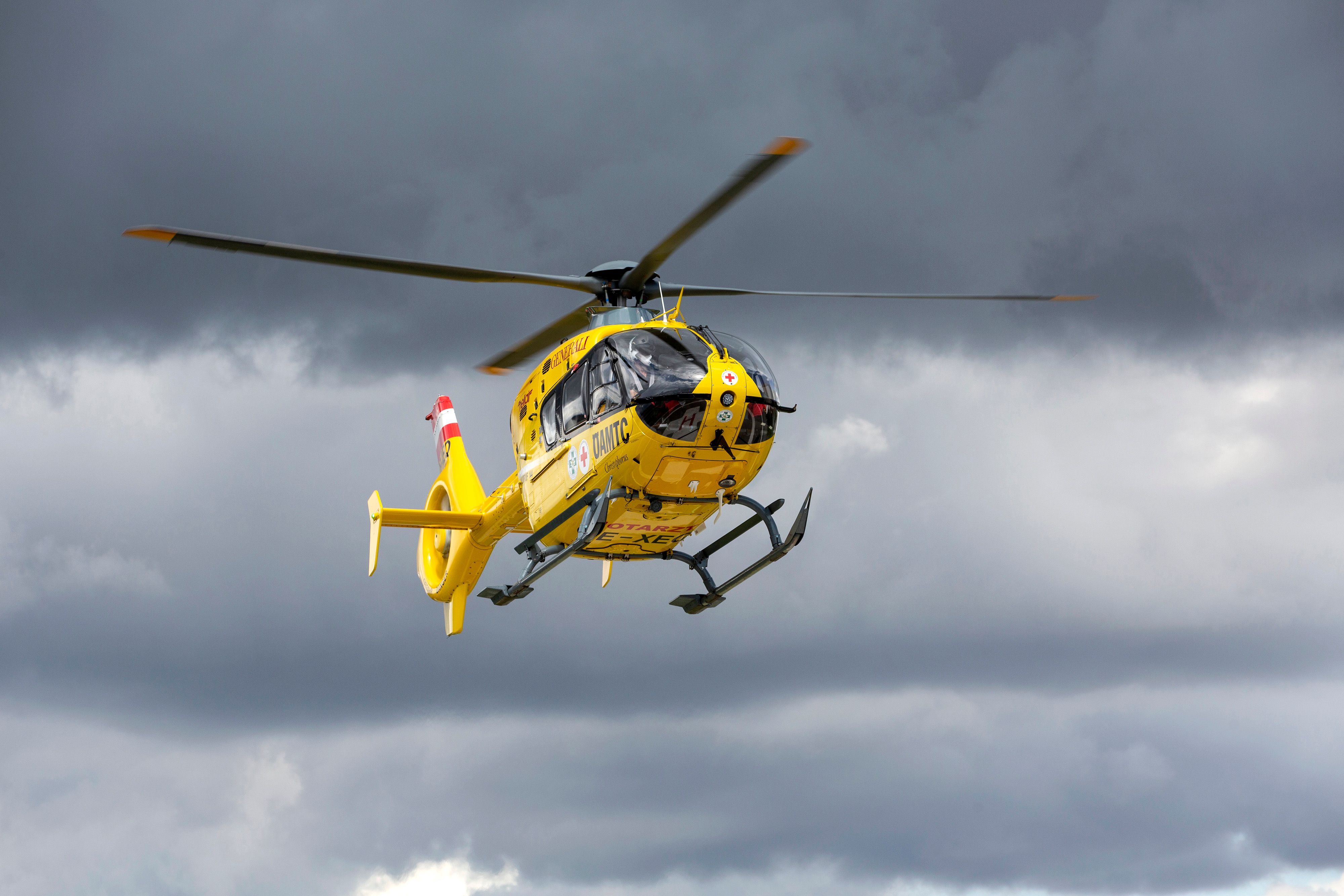 Der Mann wurde mit schweren Verletzungen ins Krankenhaus geflogen. Dort erlag er seinen schweren Verletzungen. (Symbolbild)