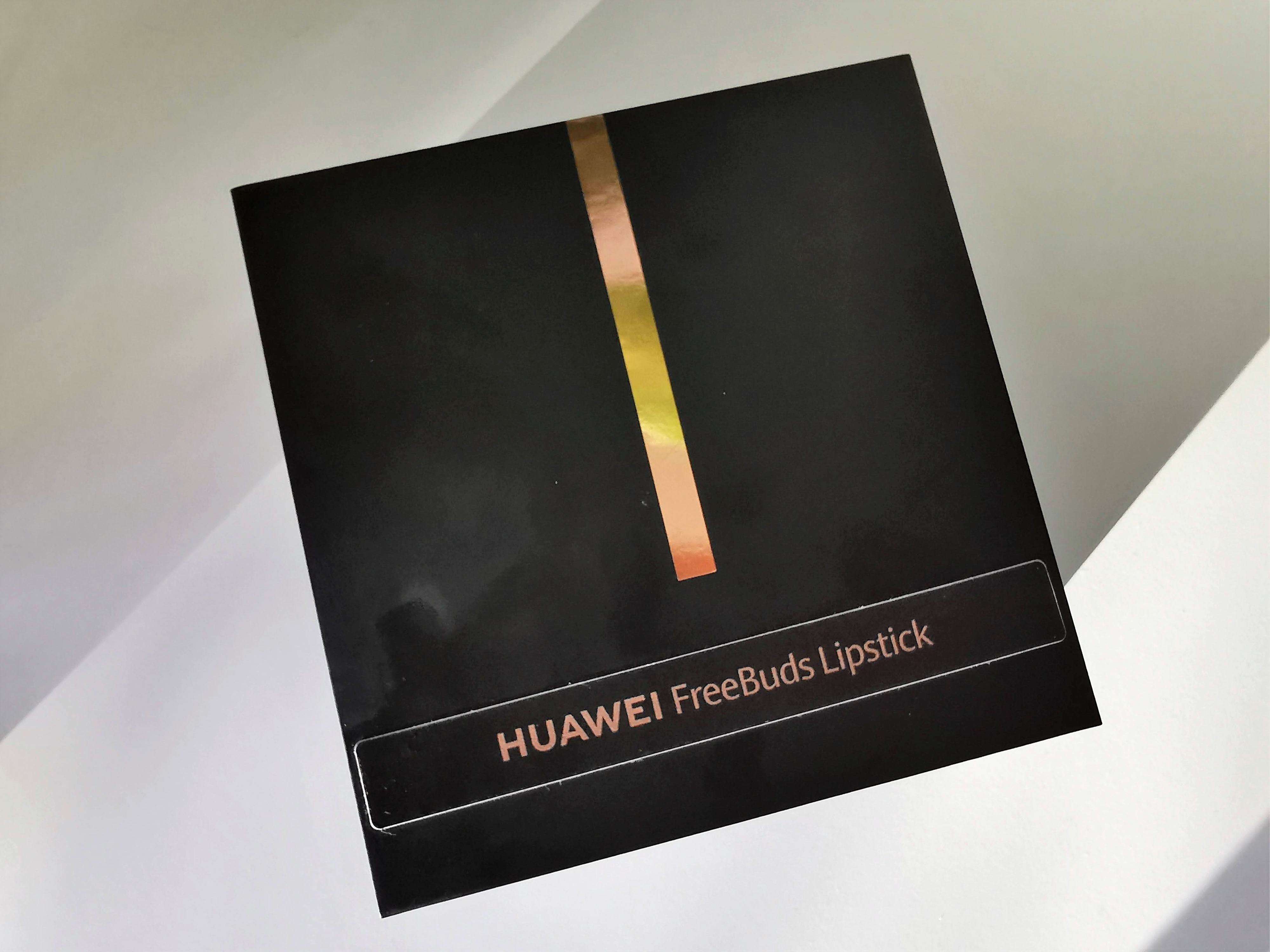 Öffnet man die Geschenkbox, weht dem Nutzer ein Rosen-Duft entgegen, denn die Packung wird parfümiert verkauft.