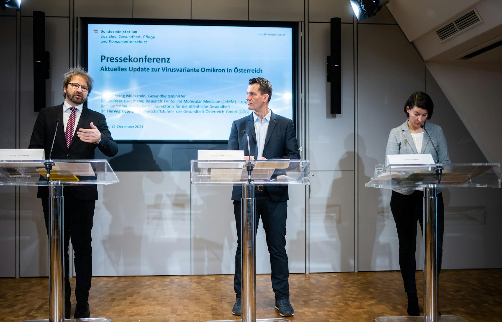 vlnr.: Herwig Ostermann während einer Pressekonferenz mit Gesundheitsminister Wolfgang Mückstein und Katharina Reich.