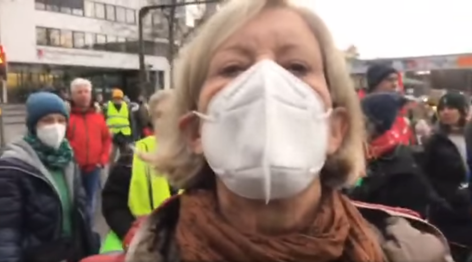 Die SPÖ-Politikerin konfrontierte Maßnahmengegner bei einer Impfpflicht-Demo in Bregenz.