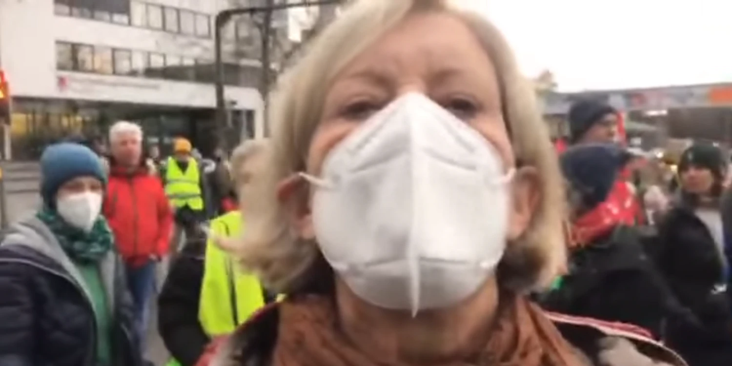Die SPÖ-Politikerin konfrontierte Maßnahmengegner bei einer Impfpflicht-Demo in Bregenz.