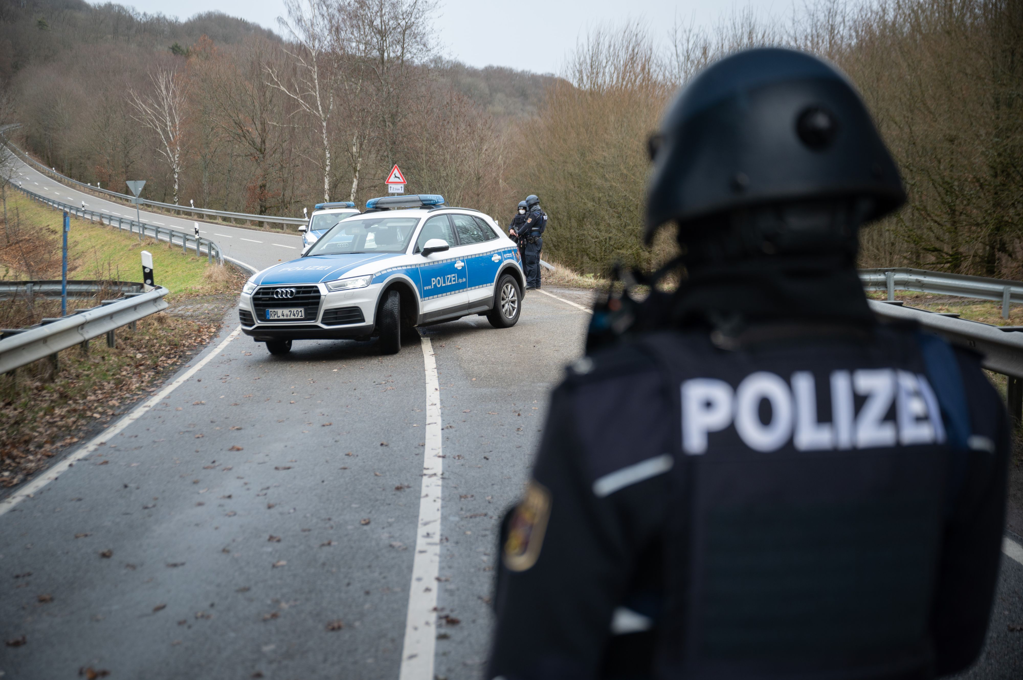 Bei einer Fahrzeugkontrolle kam es zu einem tödliche Schusswechsel. Bisher unbekannte Täter ermordeten zwei Polizisten.