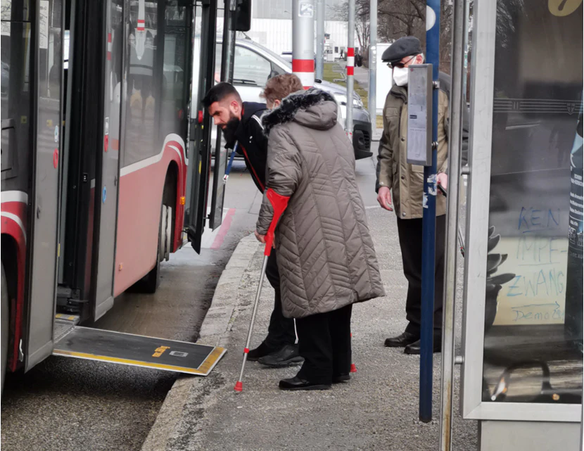 Für Menschen mit körperlicher Beeinträchtigung wird die Busfahrt in Floridsdorf zur Herausforderung.